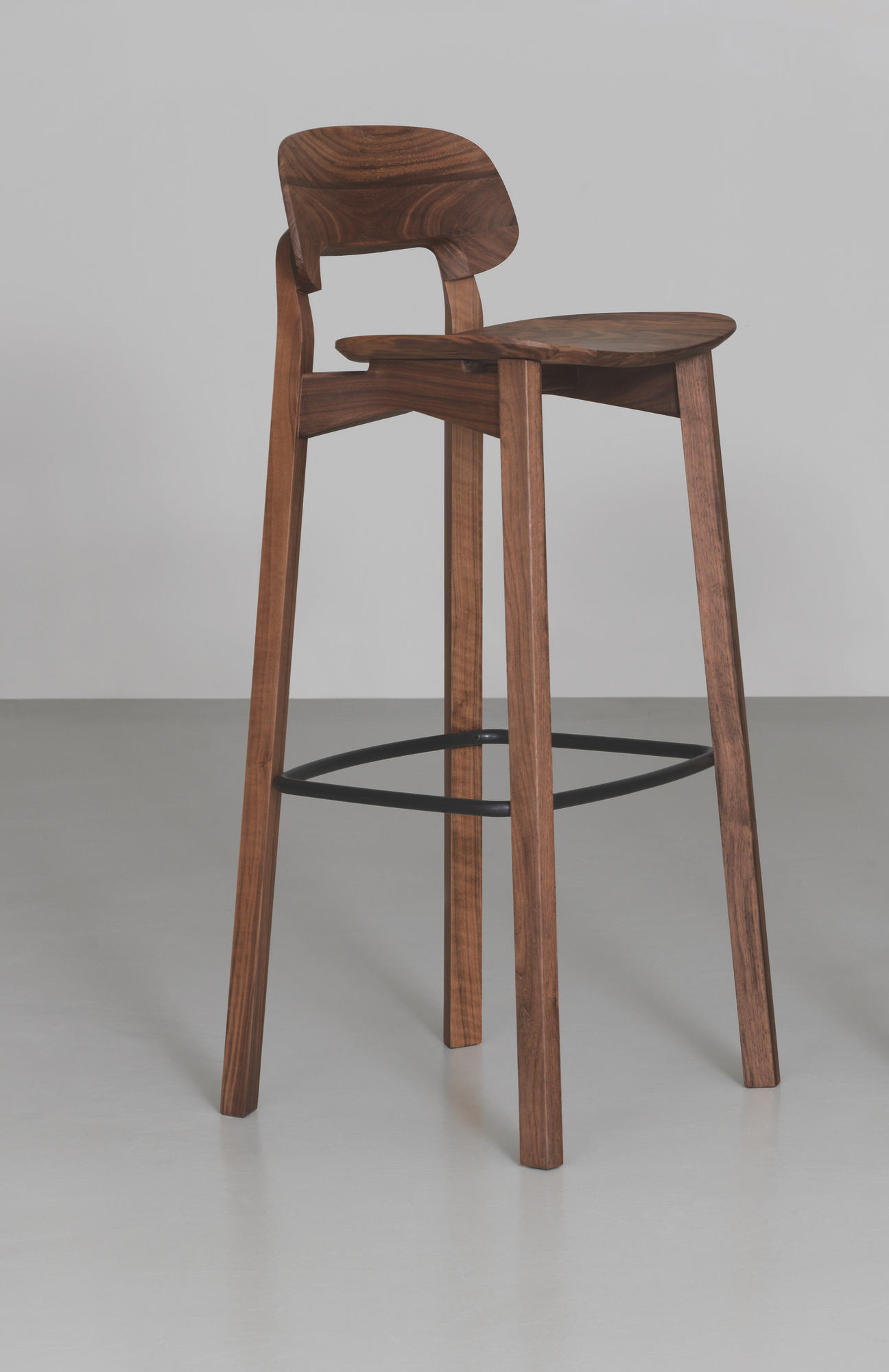 Nonoto Barhocker aus Nussbaumholz, Sitzhöhe 80 cm, mit Rückenlehne und Fußstütze.