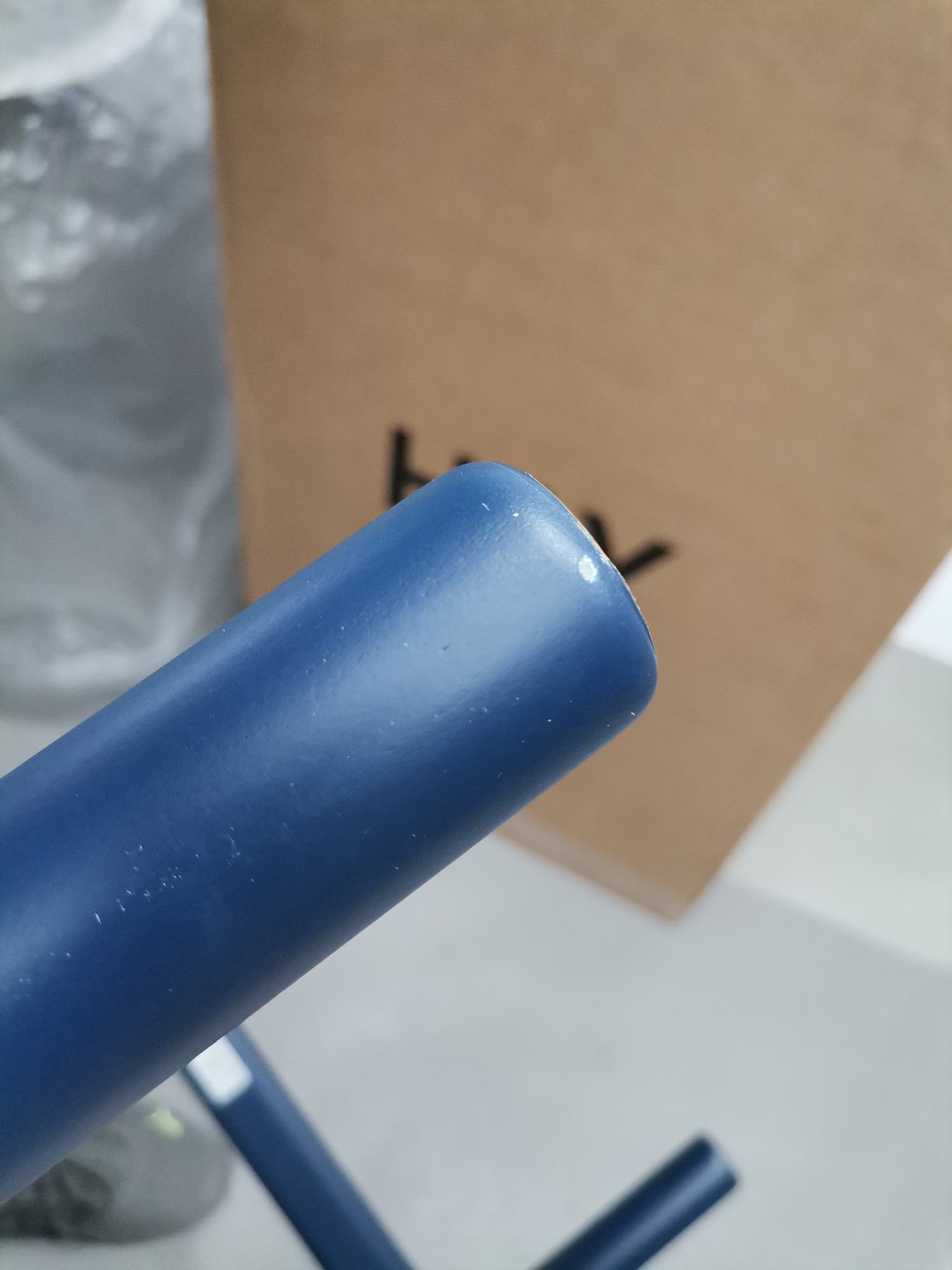 Detailaufnahme: Blauer CH53 Hocker von Carl Hansen & Søn, Mängelexemplar mit Lackschäden. Design Hocker.