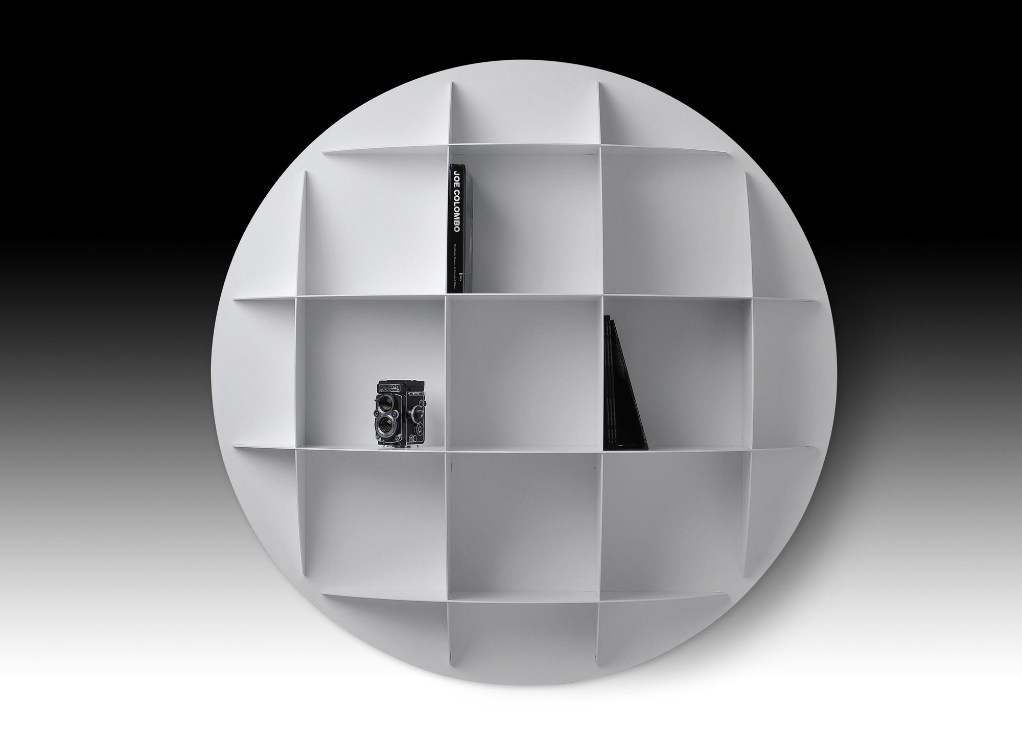 Continental AL Sphärisches Bücherregal, weiß, mit Büchern und Kamera dekoriert. Modernes Wandregal für Wohnzimmer.