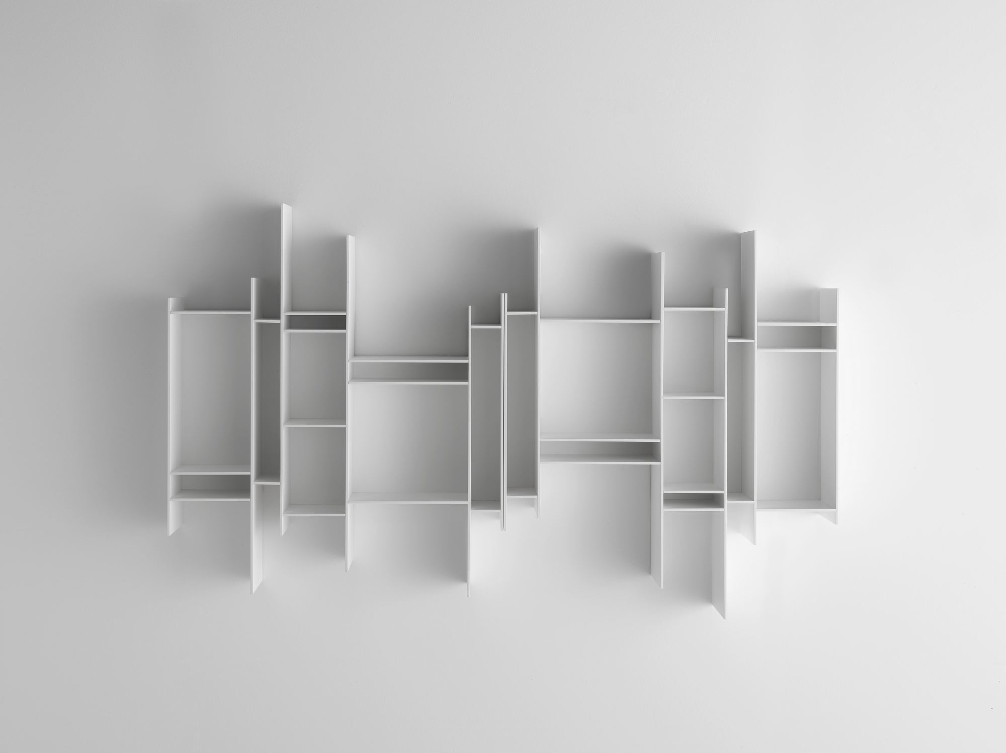 Weißes Randomito Regalsystem von MDF Italia, modernes Wandregal mit asymmetrischen Fächern.