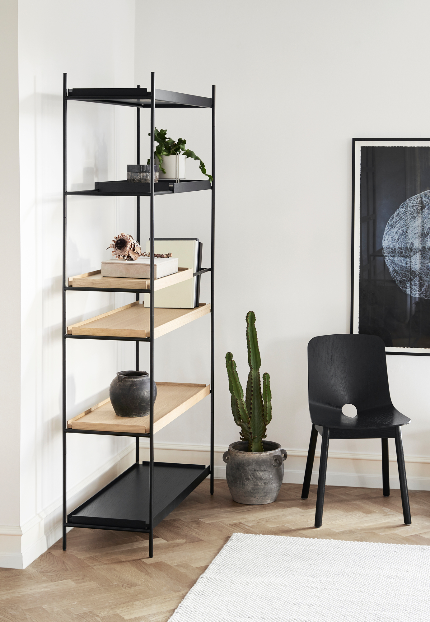 Schwarzes Tray Regal Hoch Woud mit Holzablagen, dekoriert mit Pflanzen und Deko-Objekten im modernen Wohnzimmer.