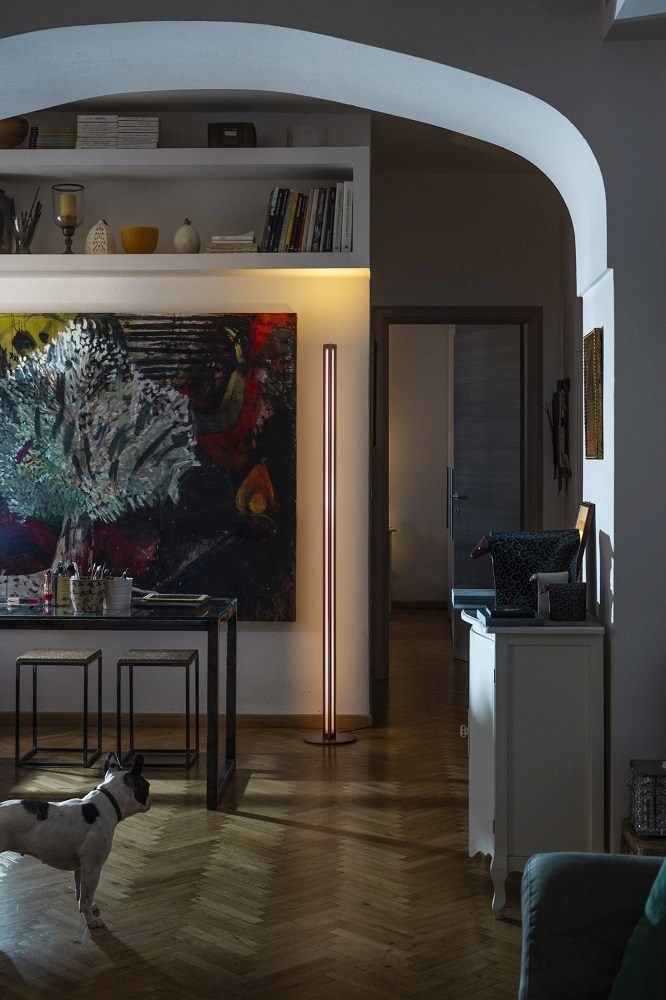 Chiaroscura Stehleuchte von Foscarini im Wohnzimmer: Moderne LED-Stehlampe mit indirektem Licht.