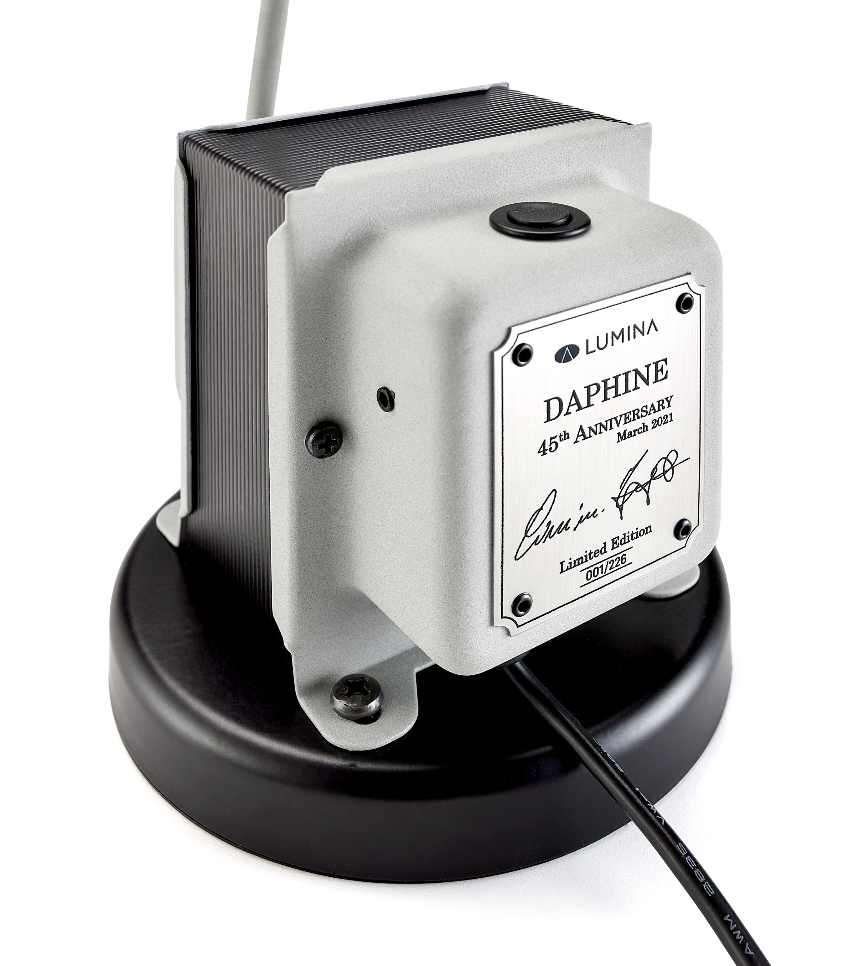 Detailaufnahme der Daphine LED Tischleuchte Limited Edition mit schwarzem Fuß und grauem Lampenkopf.