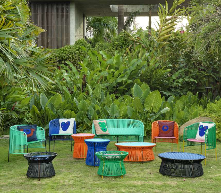 Caribe Outdoor Möbel-Set: Türkis-grüne 2-Sitzer Bank, Sessel und Tische aus Rattan für Garten und Terrasse.