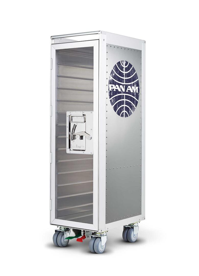 Rivet Rocker Flugzeugtrolley Bordbar im PanAm-Design, silberfarben, mit Rollen und PanAm-Logo.