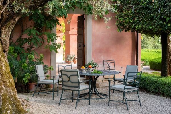 Emu Collier Armlehnstuhl im Gartenambiente. Outdoor Stuhl mit Armlehnen und Sitzkissen.