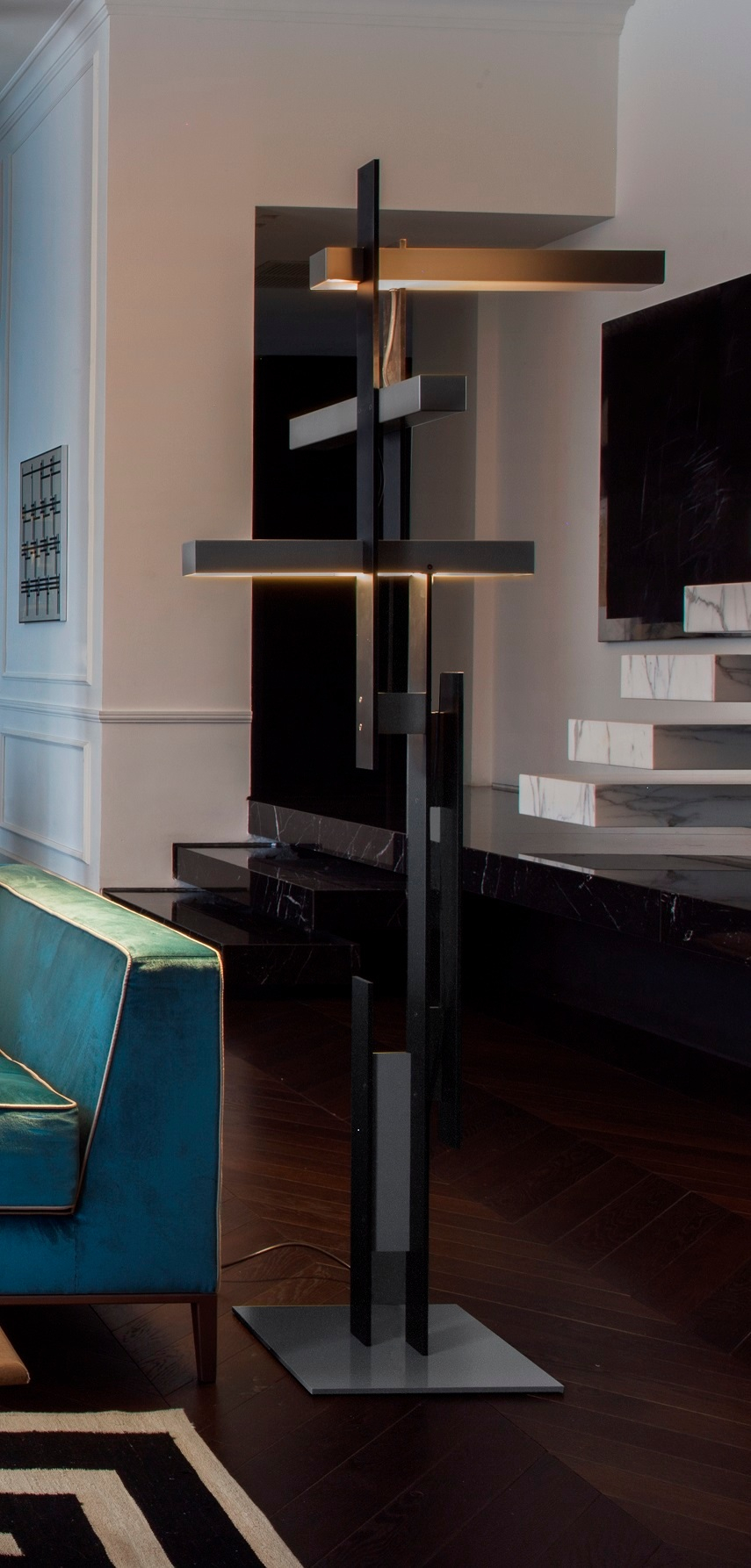 Detailaufnahme der modernen, mattschwarzen Oluce Stehleuchte Las Mist-o mit LED-Beleuchtung.