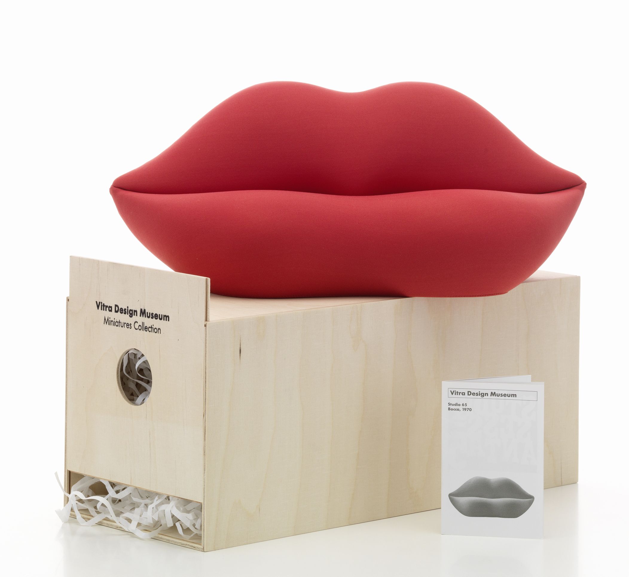 Rotes Bocca Sofa von Vitra in Miniaturform auf einer Holzbox. Designmöbel für Sammler.
