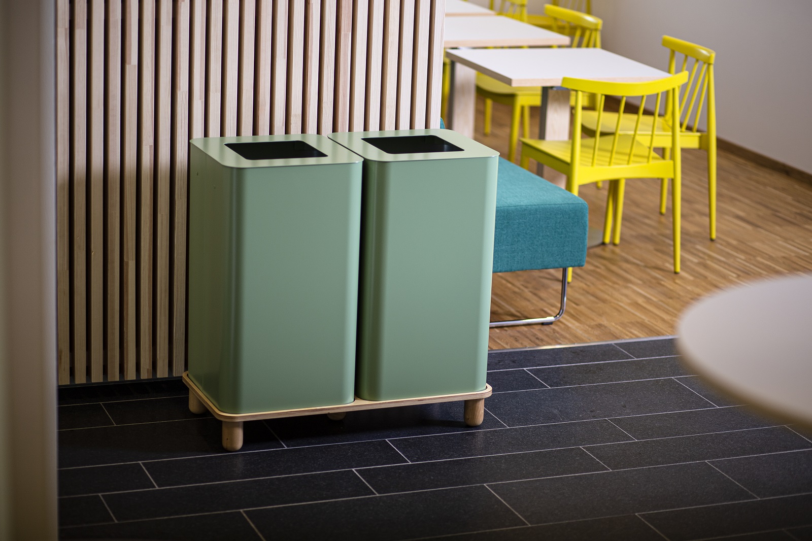 Grüne Arkad Bin Mülltrennung von Mizetto auf Holzgestell, ideal für Büro und Gewerbe.