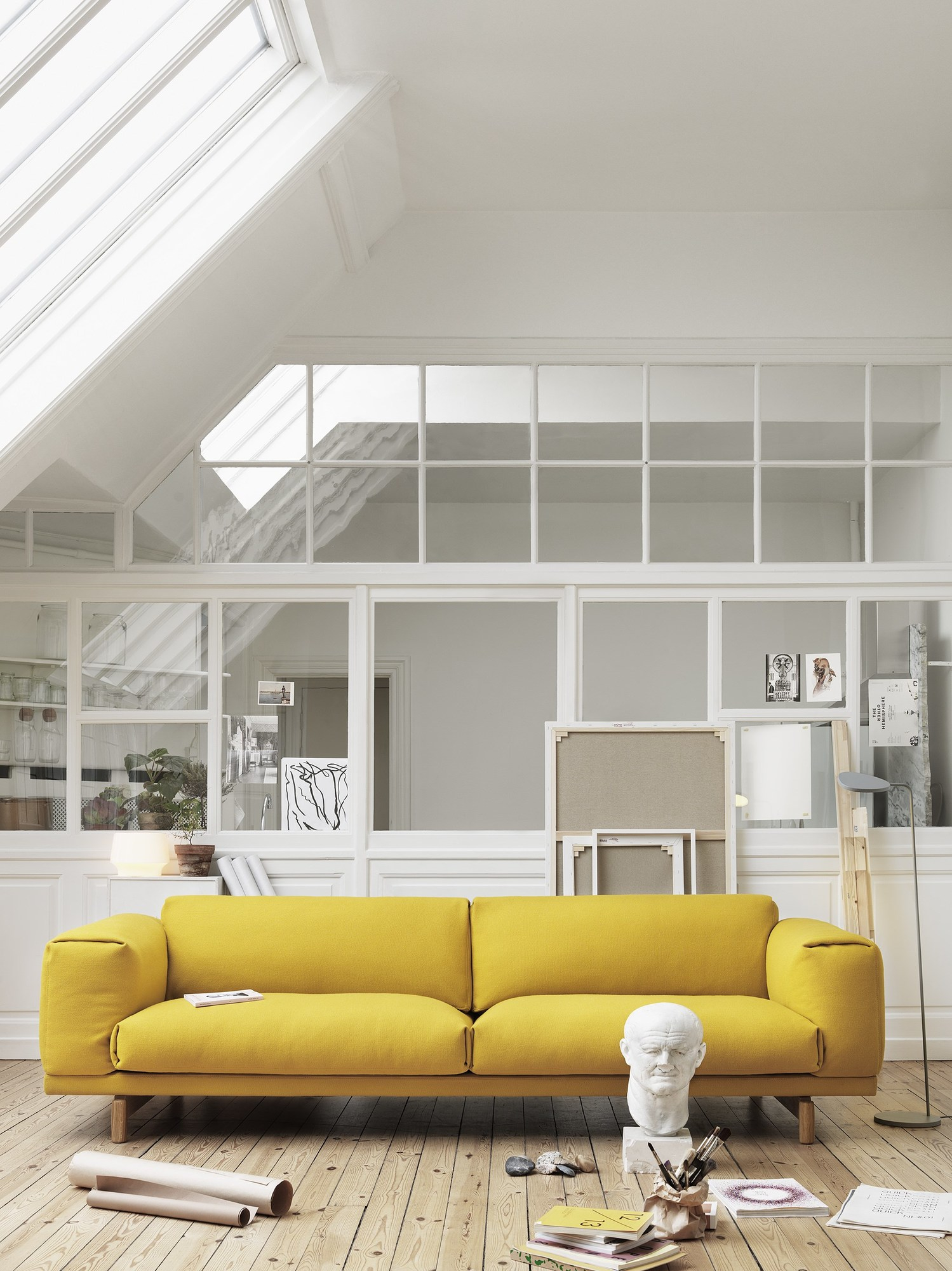 Gelbes Muuto Rest Sofa, ein modernes 3-Sitzer Sofa im hellen Wohnzimmer mit Dachfenstern.