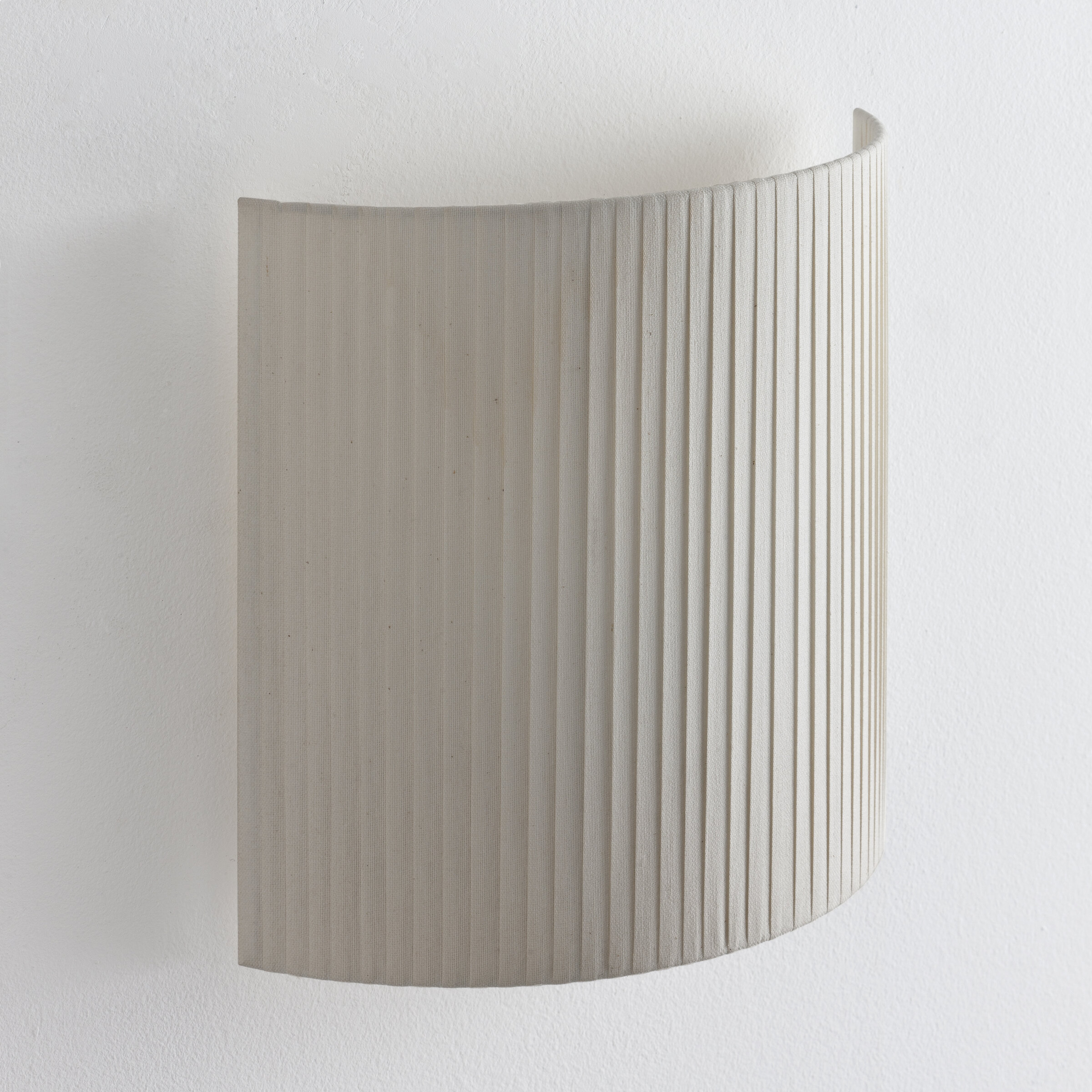 Quadratische Wandleuchte "Comodín" von Santa & Cole, Stoffschirm mit vertikalen Rippen.