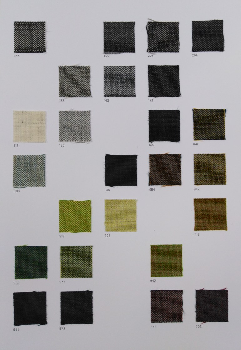 Stoffmusterkarte Remix 3 von Kvadrat mit verschiedenen Farben und Texturen für Möbelstoffe.