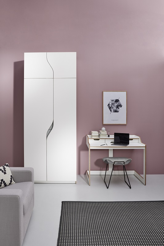 Weißer Plane Kleiderschrank von Müller Möbelwerkstätten im modernen Schlafzimmer mit Schreibtisch und Sofa.