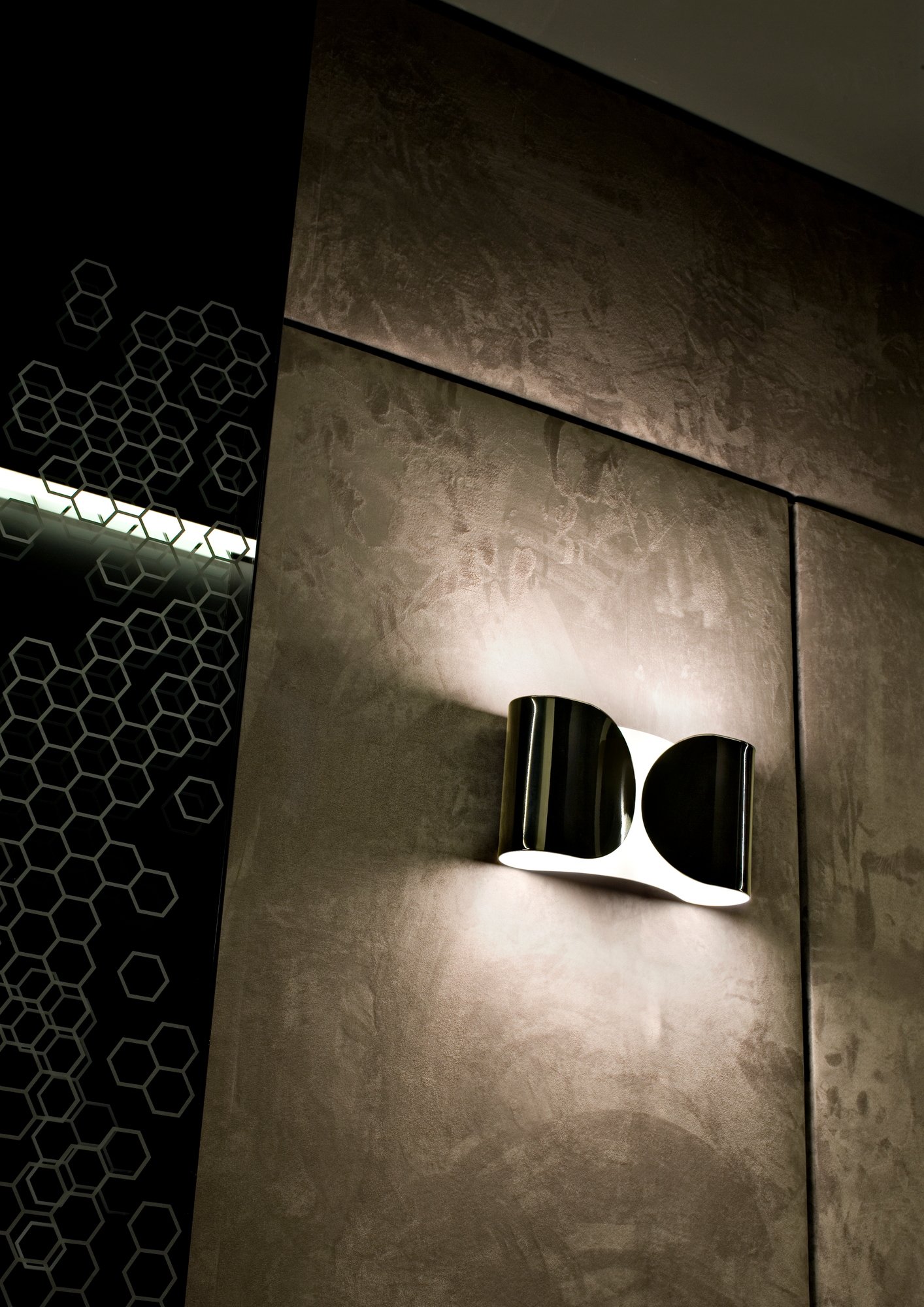 Foglio Wandleuchte von Flos in Chrom, abstraktes Design, indirektes Licht, moderne Wandbeleuchtung.