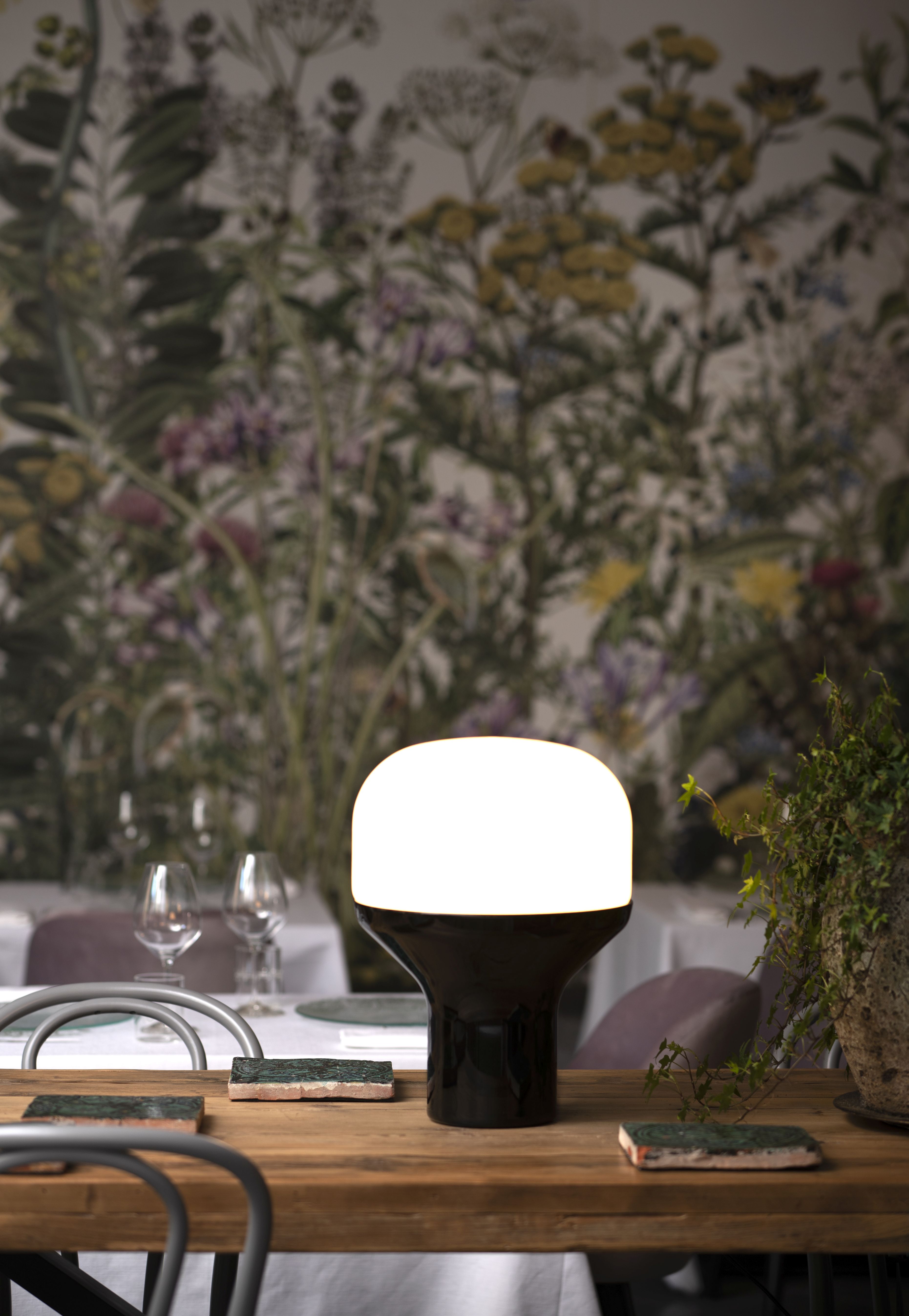 Delux Tischleuchte von Martinelli Luce auf Holztisch, moderne Lampe mit warmem Licht.