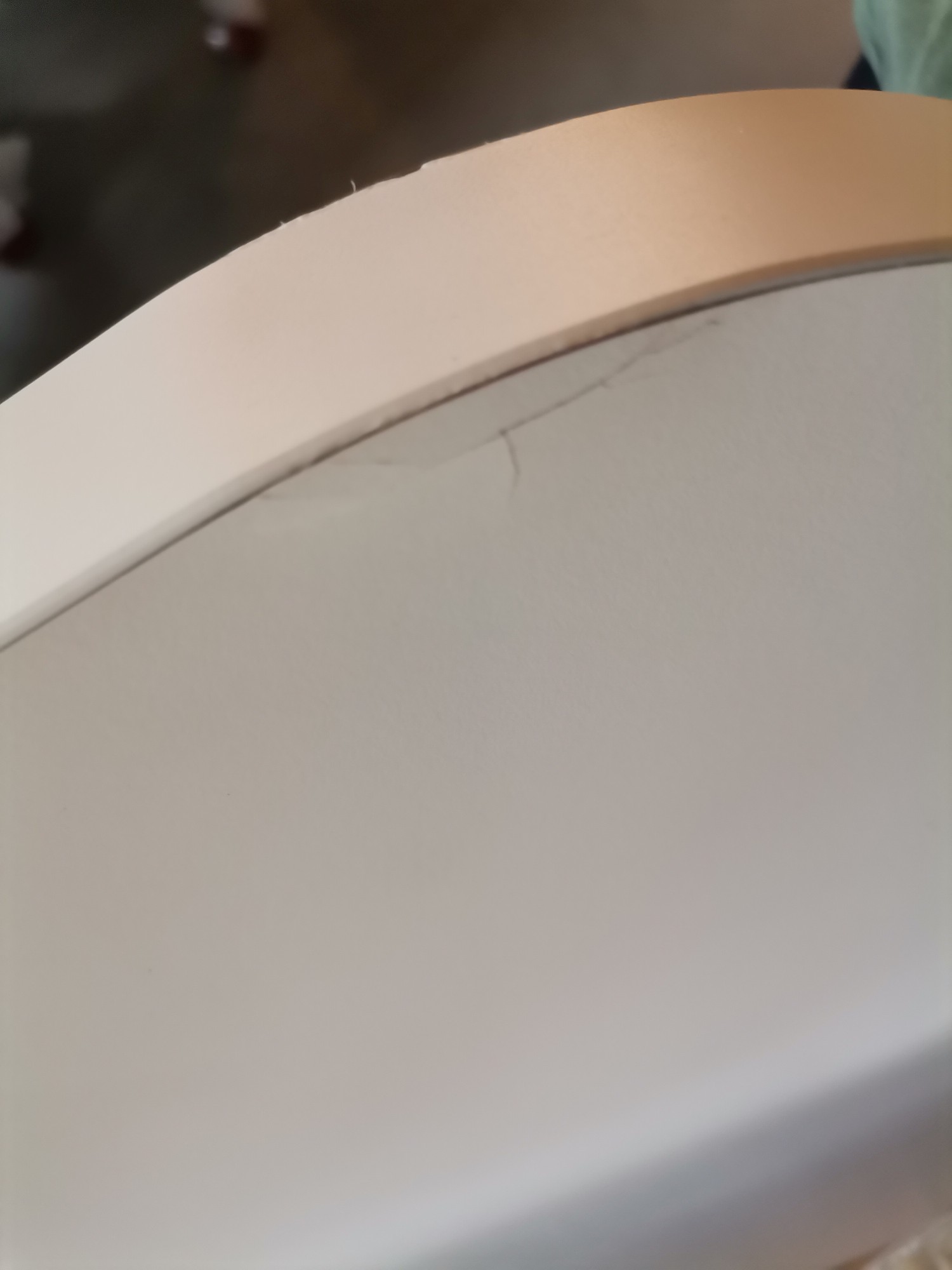 Detailaufnahme: Beschädigung am Rand des zinkweißen Max Tisches von Kartell, Mängelexemplar.