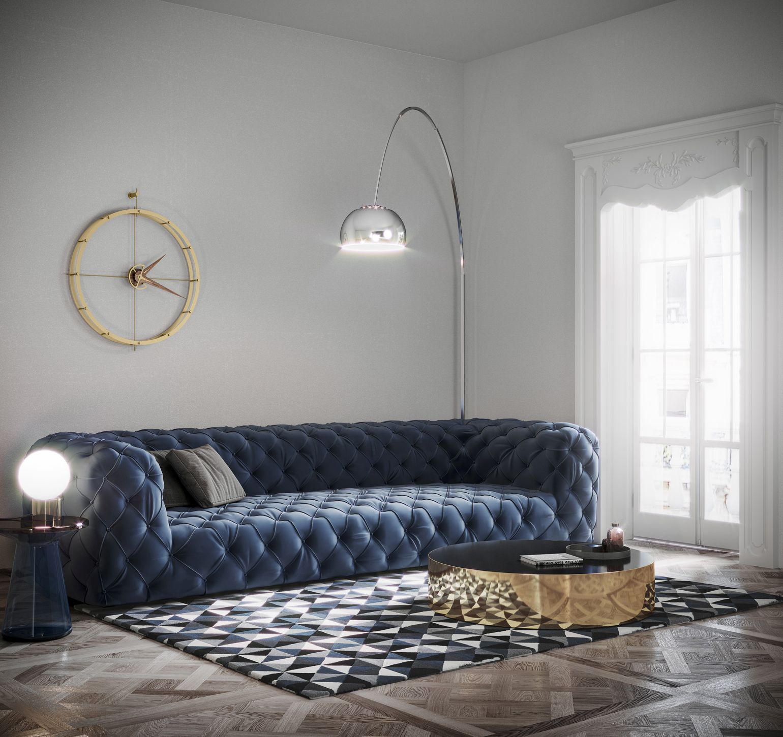 Wohnzimmer-Szene mit Nomon Gold Uhr, blauem Sofa, goldfarbenem Tisch und gemustertem Teppich.