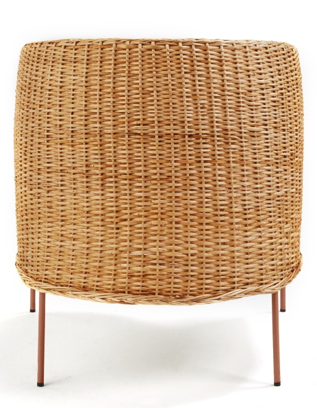 Caribe Natural Lounge Chair: Detailansicht des Outdoor Loungesessels aus Rattan mit Metallbeinen.