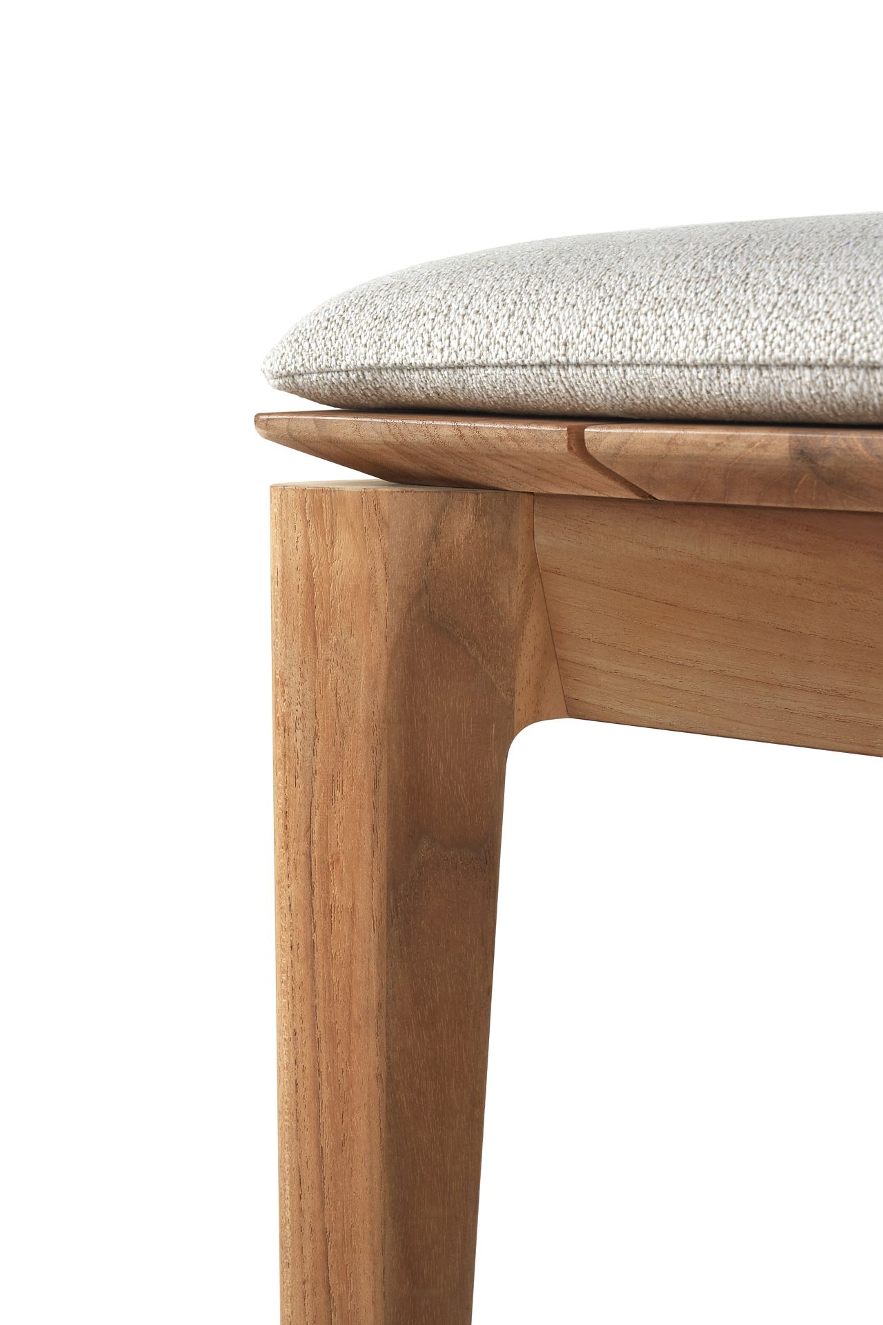 Detailaufnahme der Ethnicraft Bok Teak Bank: Bein, Sitzfläche und Kissen der Gartenbank.