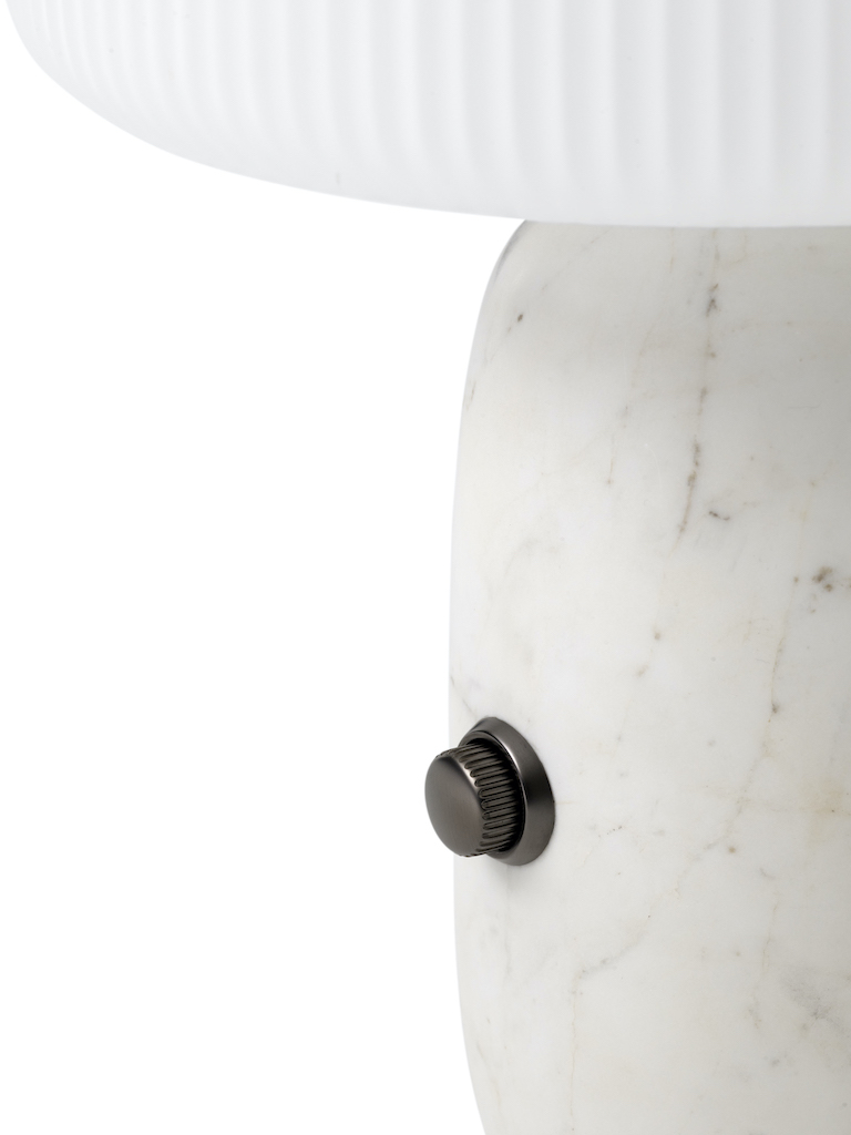 Detailaufnahme der Vipp Sculpture Tischlampe in Weiß mit Marmorfuß und Dimmer.
