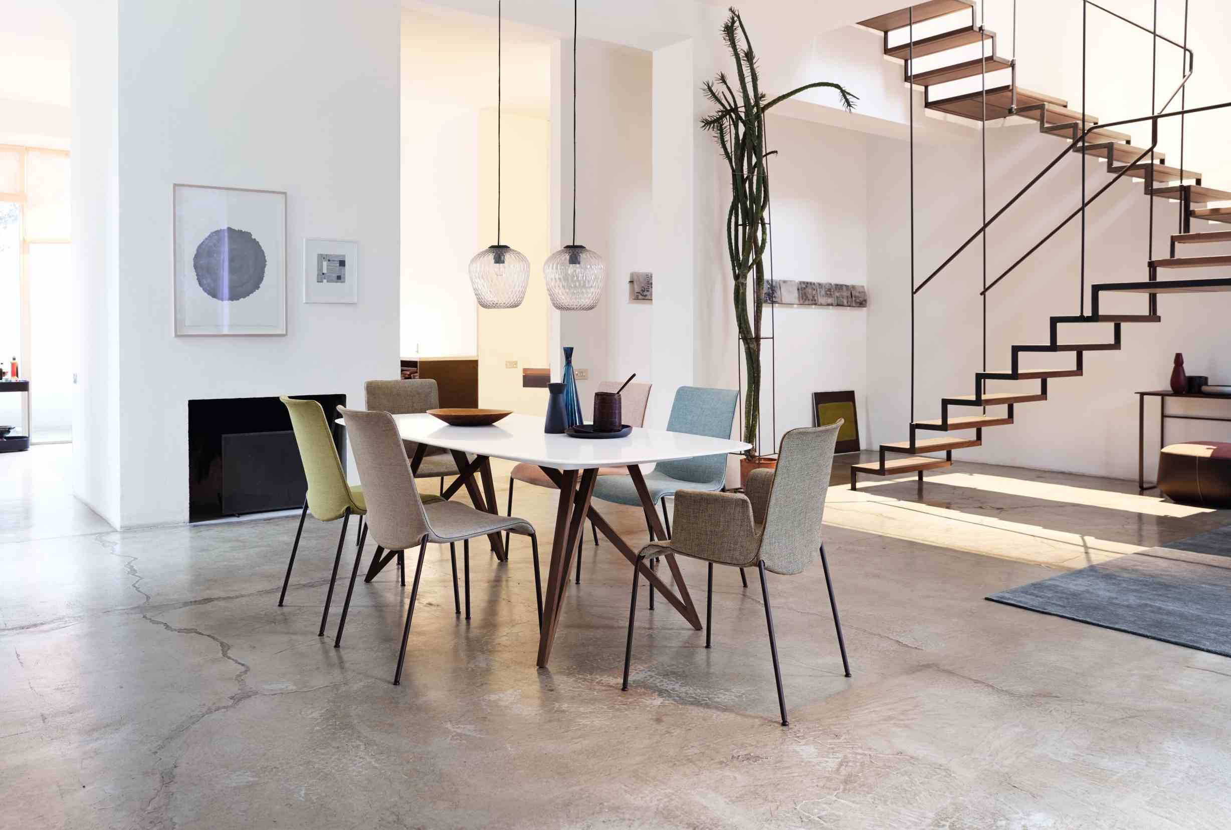 Esszimmer mit Walter Knoll 810 Yuuto Tisch und Stühlen, moderne Inneneinrichtung.