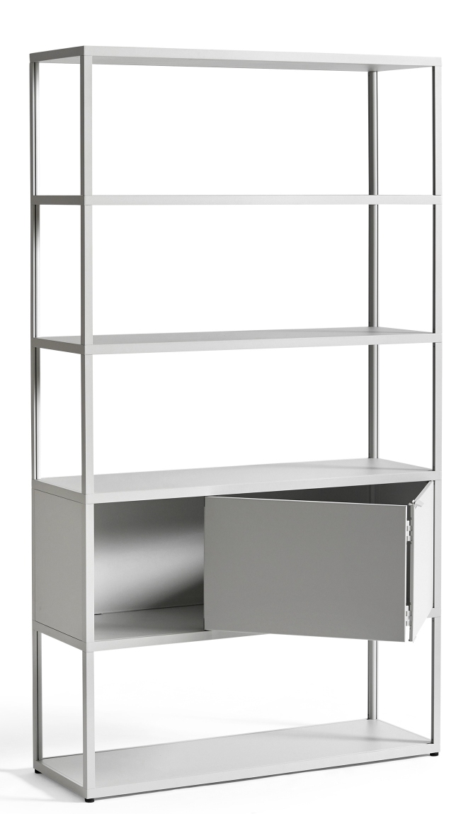 Helles New Order Regal von Hay mit offenen Fächern und einem Schrankfach mit Tür.