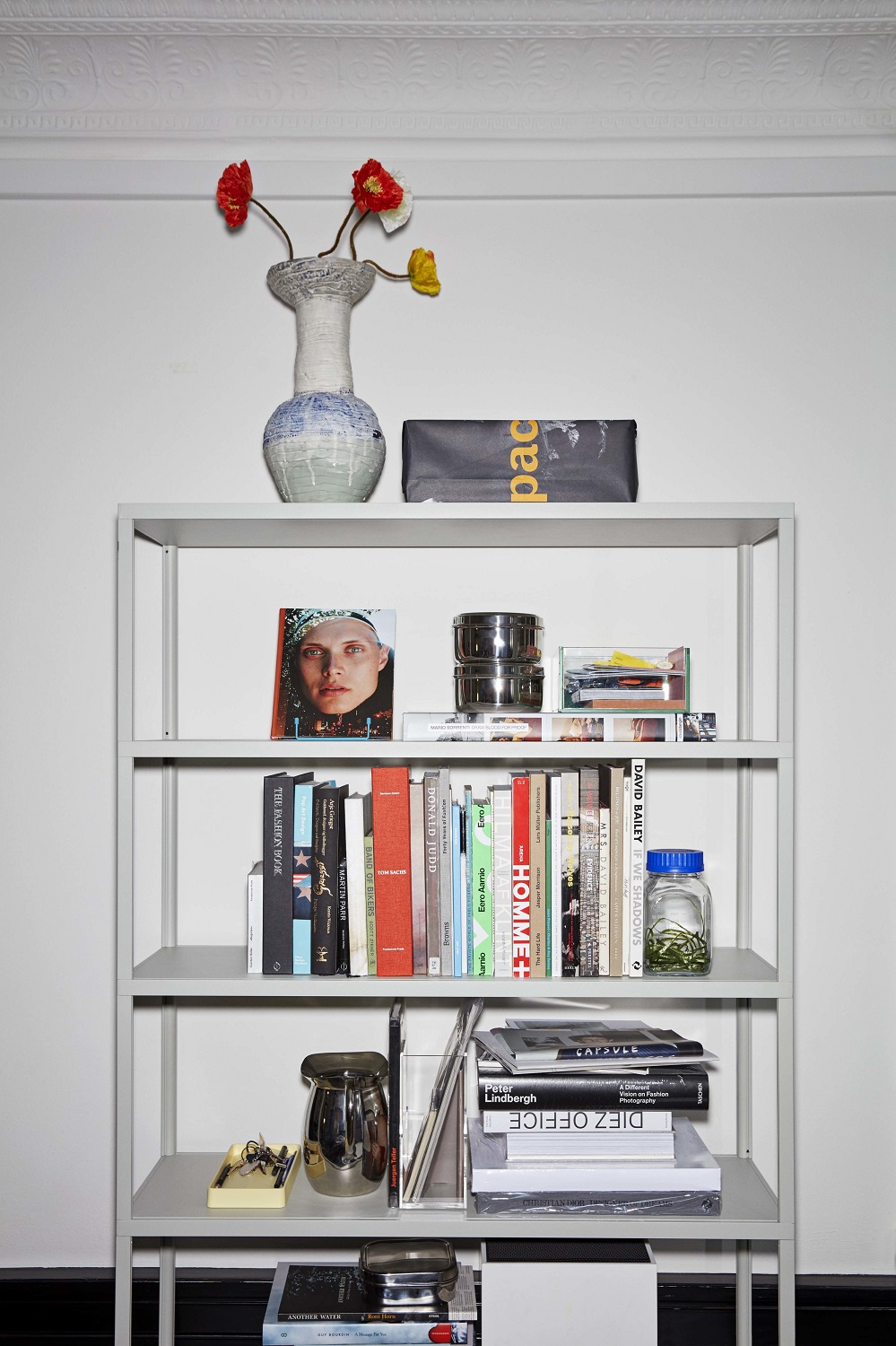 Graues New Order Sideboard von Hay mit Büchern, Dekoration und stilvollen Wohnaccessoires.