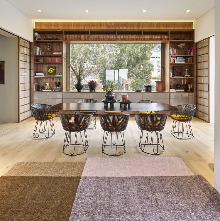 Esstisch mit sechs Circo Dining Chairs von ames, schwarzes Metallgestell, gelbe Sitzkissen.