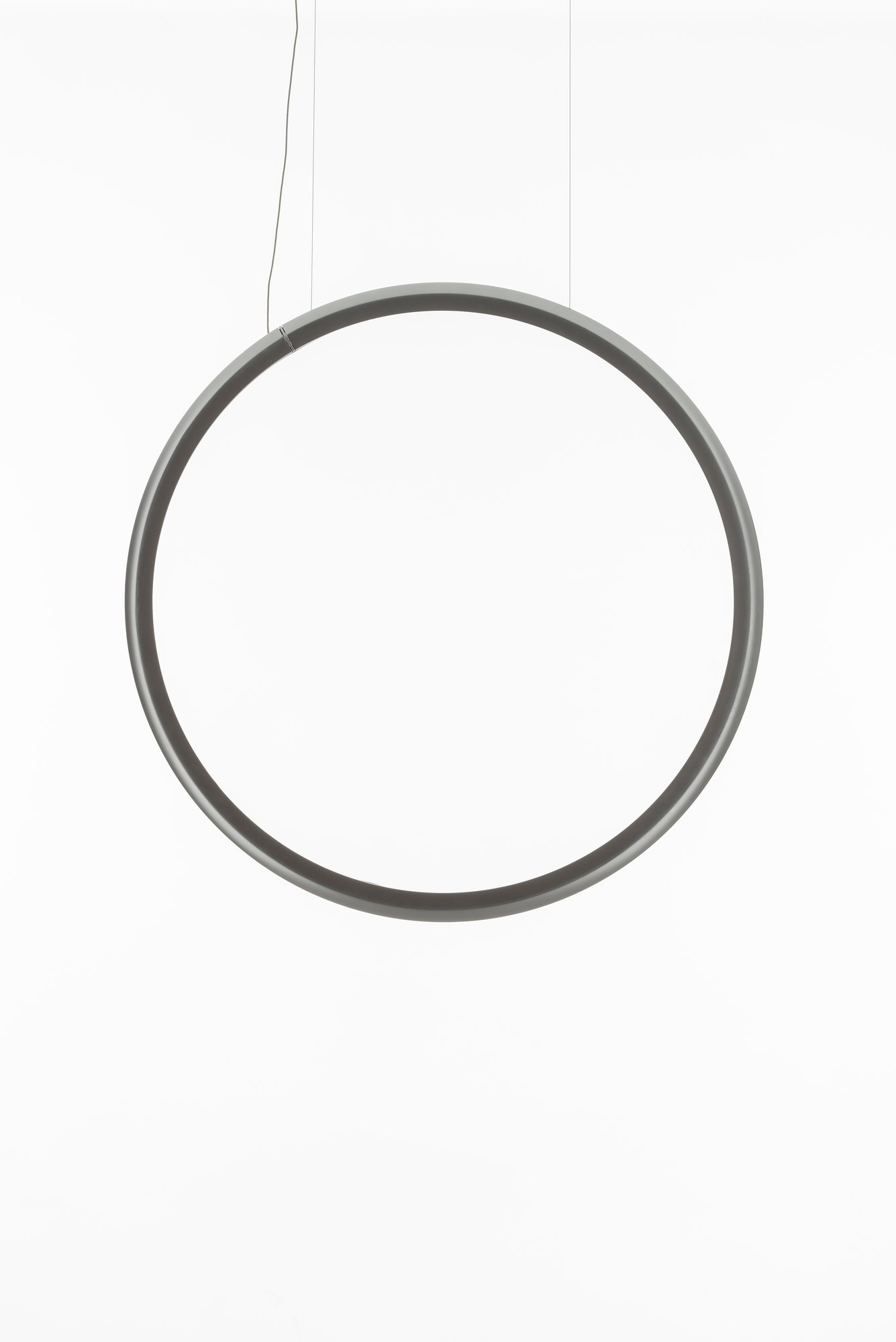 Discovery Vertical Pendelleuchte von Artemide: Runde Hängelampe aus Aluminium, modernes Design für Wohnraum und Büro.