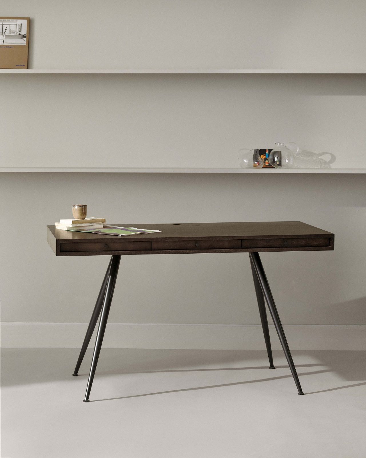 Moderner JFK Home Desk Schreibtisch von NORR11 mit dunkler Holzplatte und schwarzen Metallbeinen.