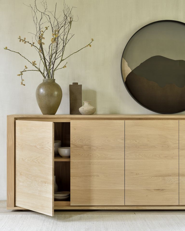 Shadow Sideboard aus Eiche von Ethnicraft, B 250 cm, mit offenem Fach und Geschirr.