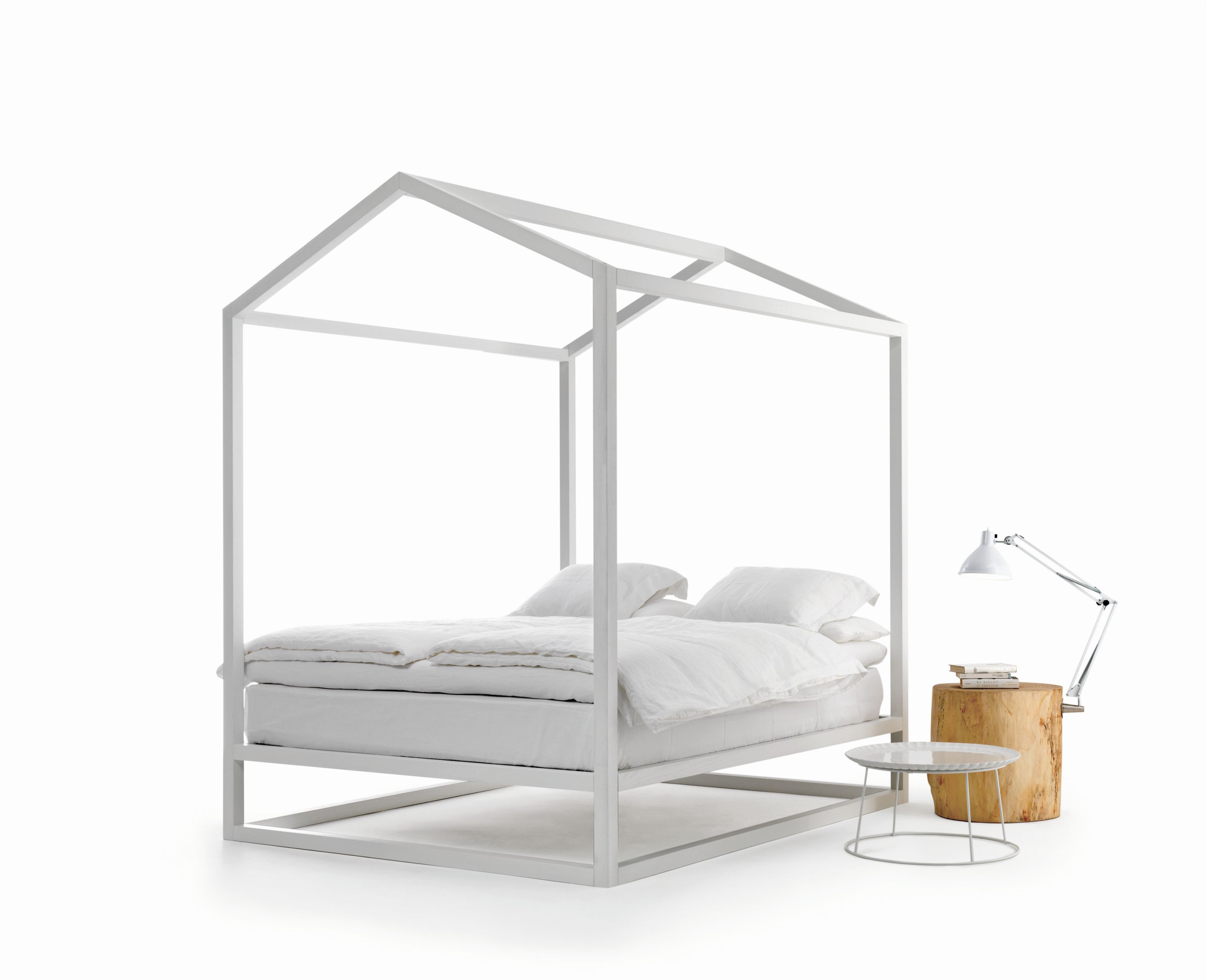 Weißes Casetta Himmelbett von Mogg mit Bettwäsche, Nachttisch und Lampe auf weißem Hintergrund.