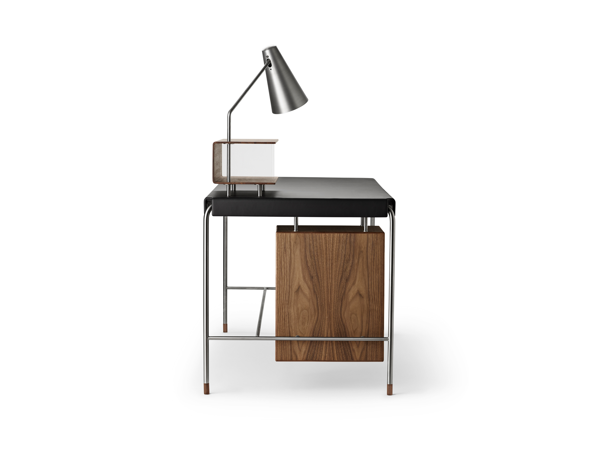 AJ52 Society Table von Carl Hansen & Søn: Walnuss Arbeitstisch mit Lampe.