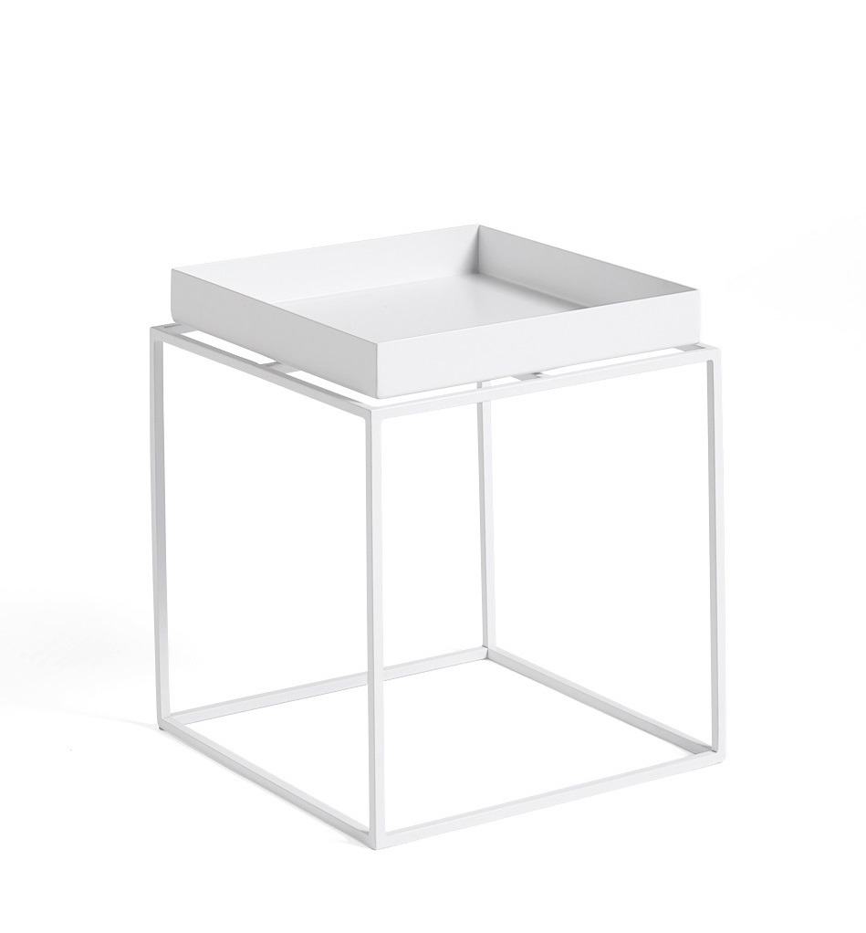 Weißer Tray Table S Tisch von Hay mit quadratischer Tischplatte und minimalistischem Metallgestell.