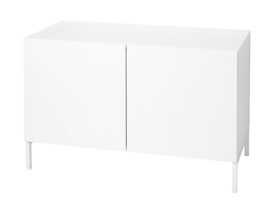 Weißes Urban Lowboard von Schönbuch mit zwei Türen und minimalistischen Füßen.
