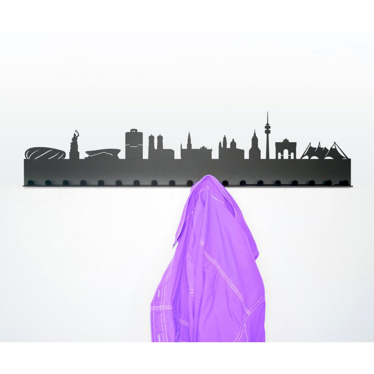 Schwarze Städtegarderobe mit Skyline und Jacke. Radius Garderobe als Wandgarderobe für Flur und Eingangsbereich.