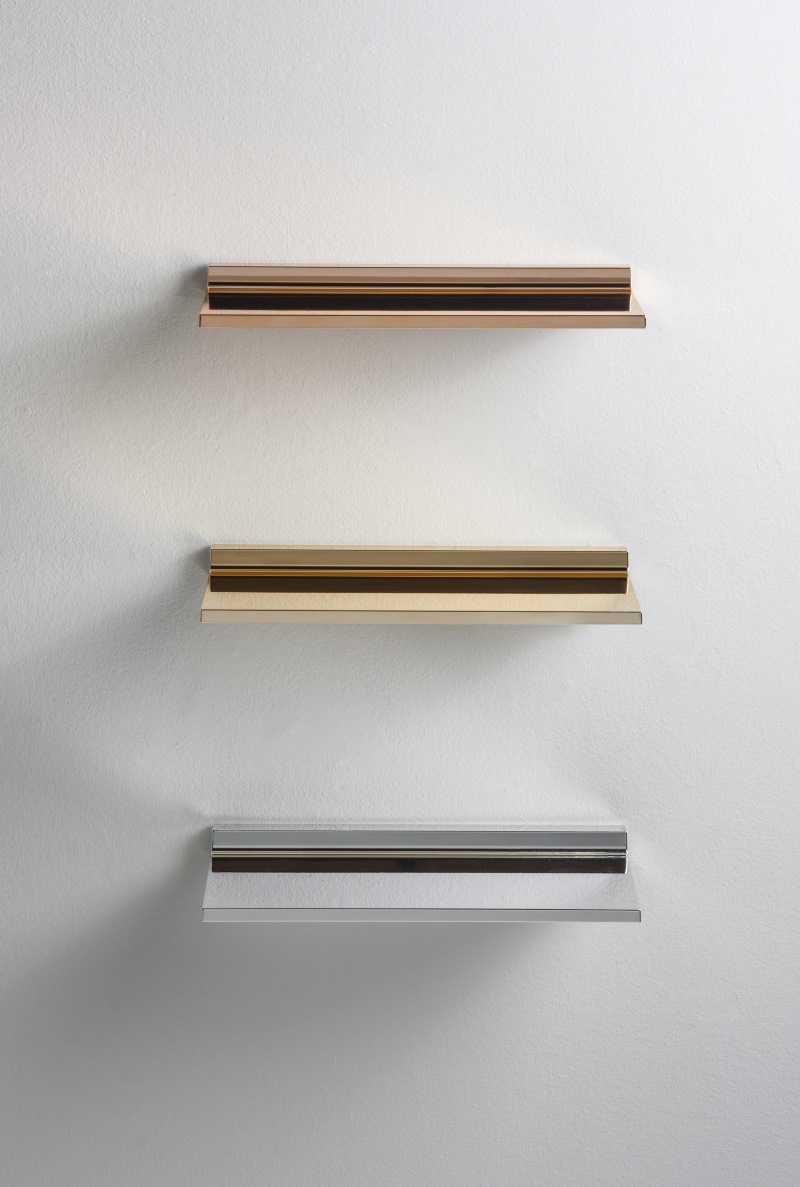 Drei Shelfish Regale von Kartell in Gold, Silber und Kupfer an einer weißen Wand.