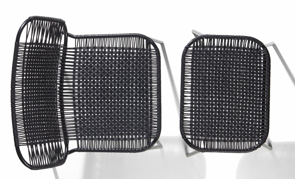 Schwarzer Cielo Fußhocker von ames für den Outdoor-Bereich, geflochtenes Design und Metallgestell.