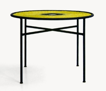Gelber Banjooli Tisch von Moroso mit schwarzem Gestell, modernes Design für Wohnzimmer und Terrasse.