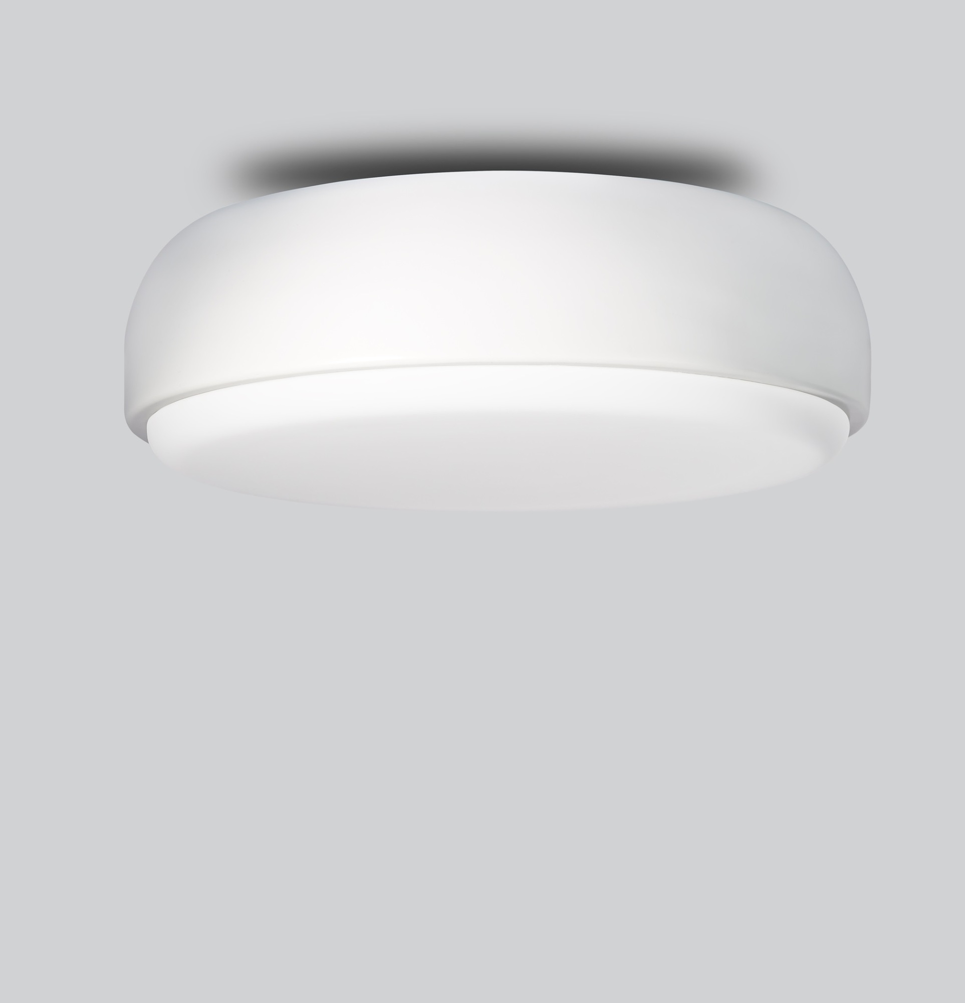 Weiße Over Me Deckenleuchte von Northern, runde Wandlampe für indirekte Beleuchtung.