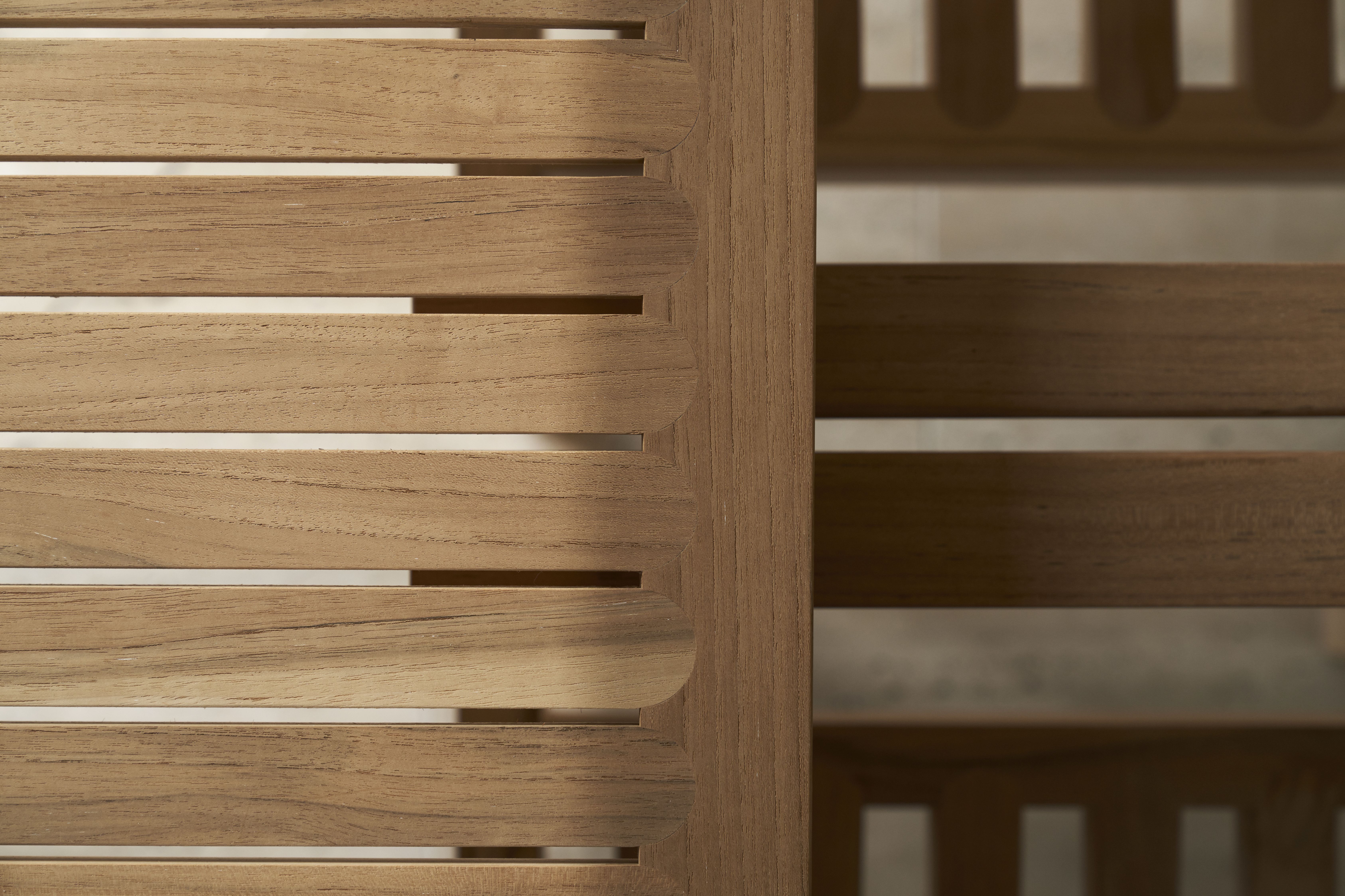 Detailansicht des AH901 Carl Hansen & Søn Outdoor Esstisches aus Teakholz mit Lattenmuster.