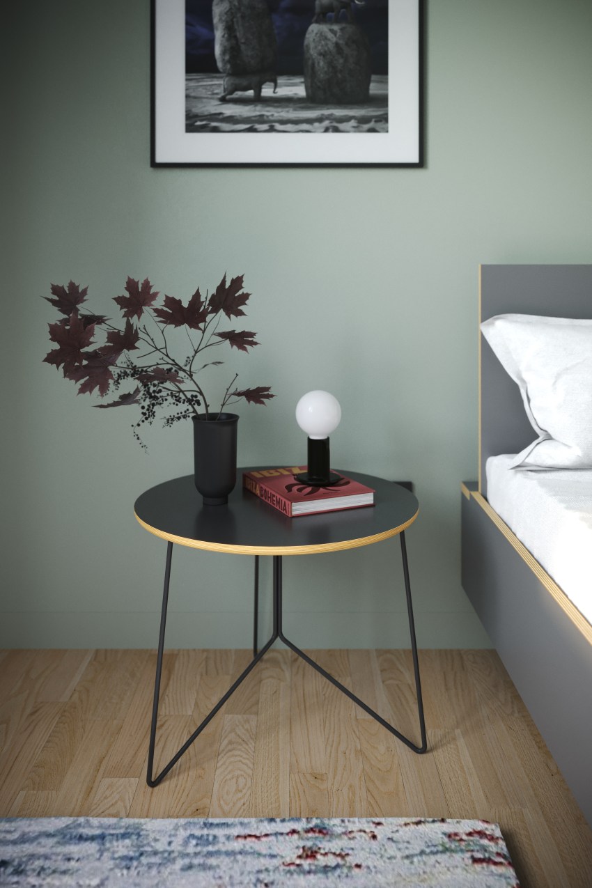 Schwarzer, niedriger Beistelltisch "Miro Low" von Müller Möbelwerkstätten aus Schichtholz mit Lampe und Dekoration.