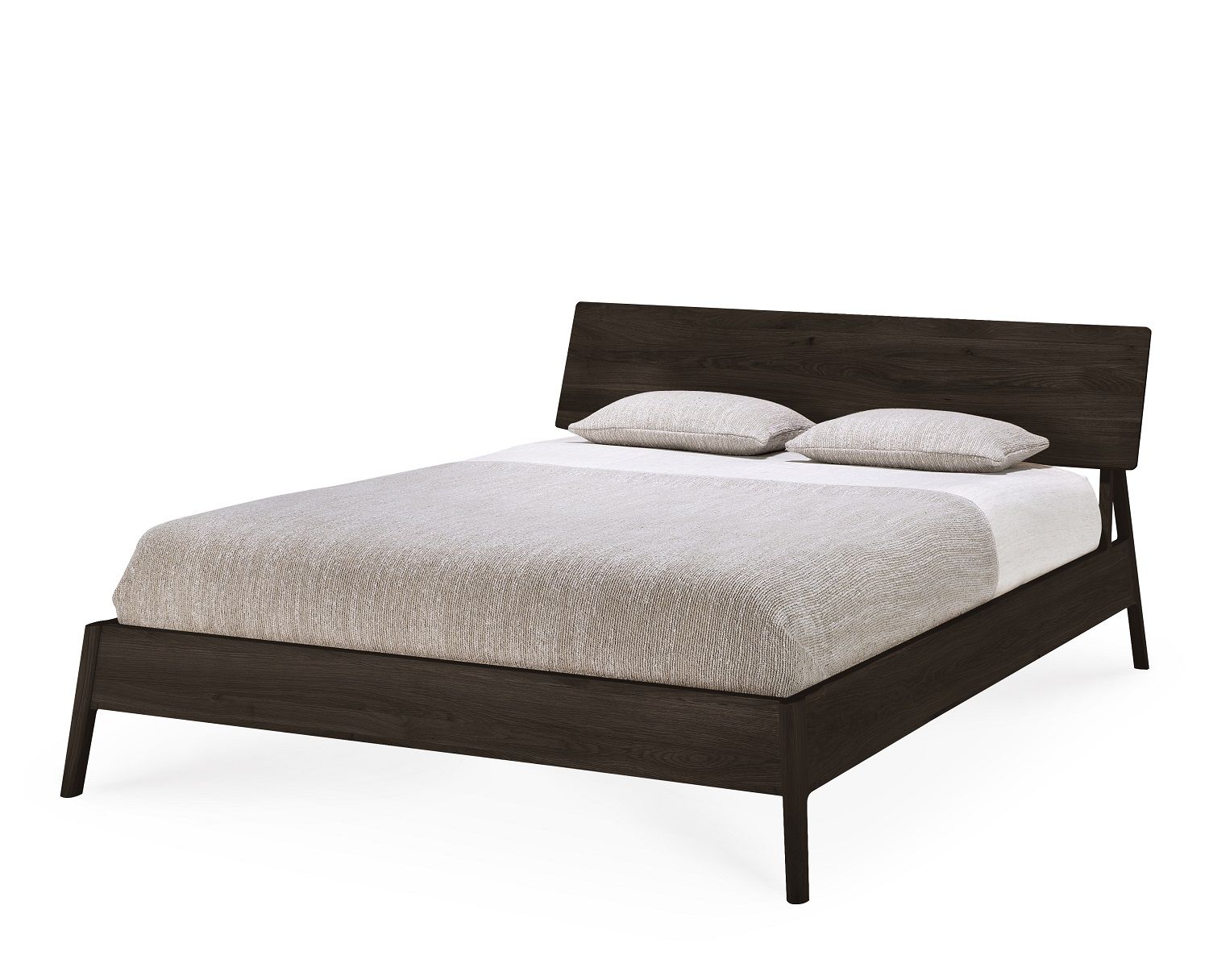 Air Bett von Ethnicraft, braunes Eiche Bettgestell mit Lattenrost und zwei Kissen.