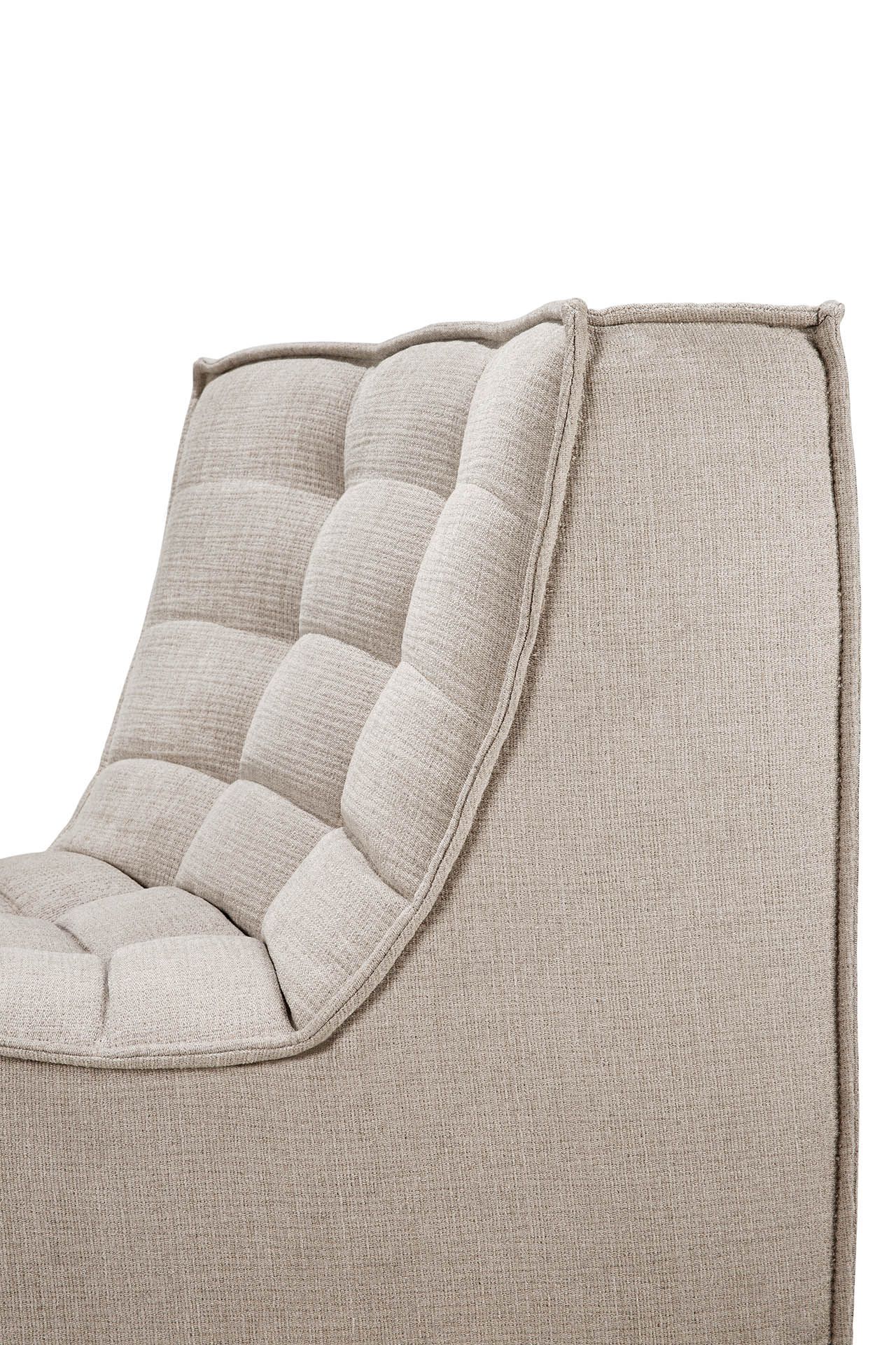 Detailaufnahme des N701 Modulsofas von Ethnicraft mit runder Ecke, beige Stoffpolsterung und gestepptem Design.