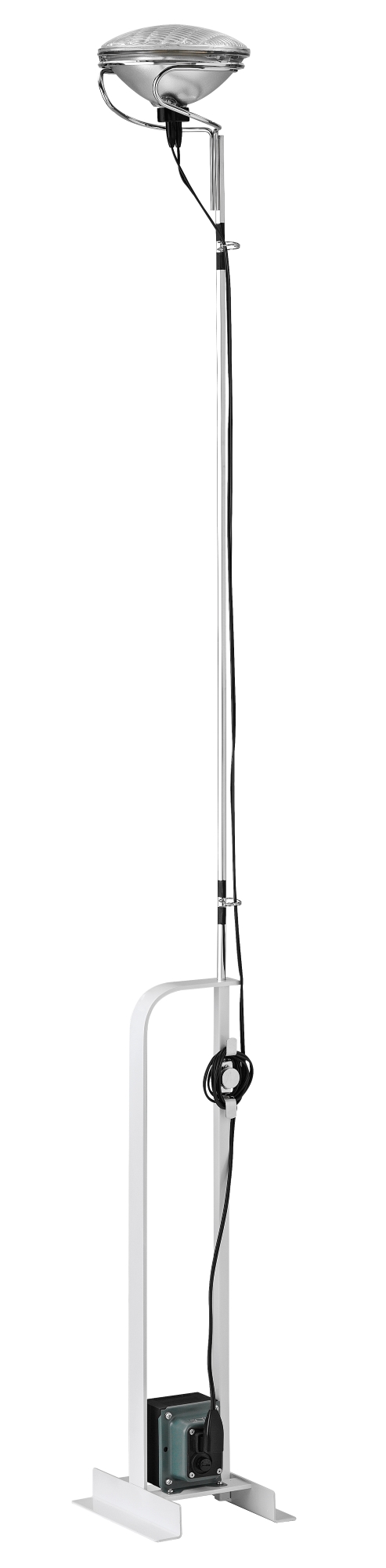 Weiße Toio Stehleuchte von Flos für indirekte Beleuchtung, höhenverstellbar mit elektronischem Transformator.