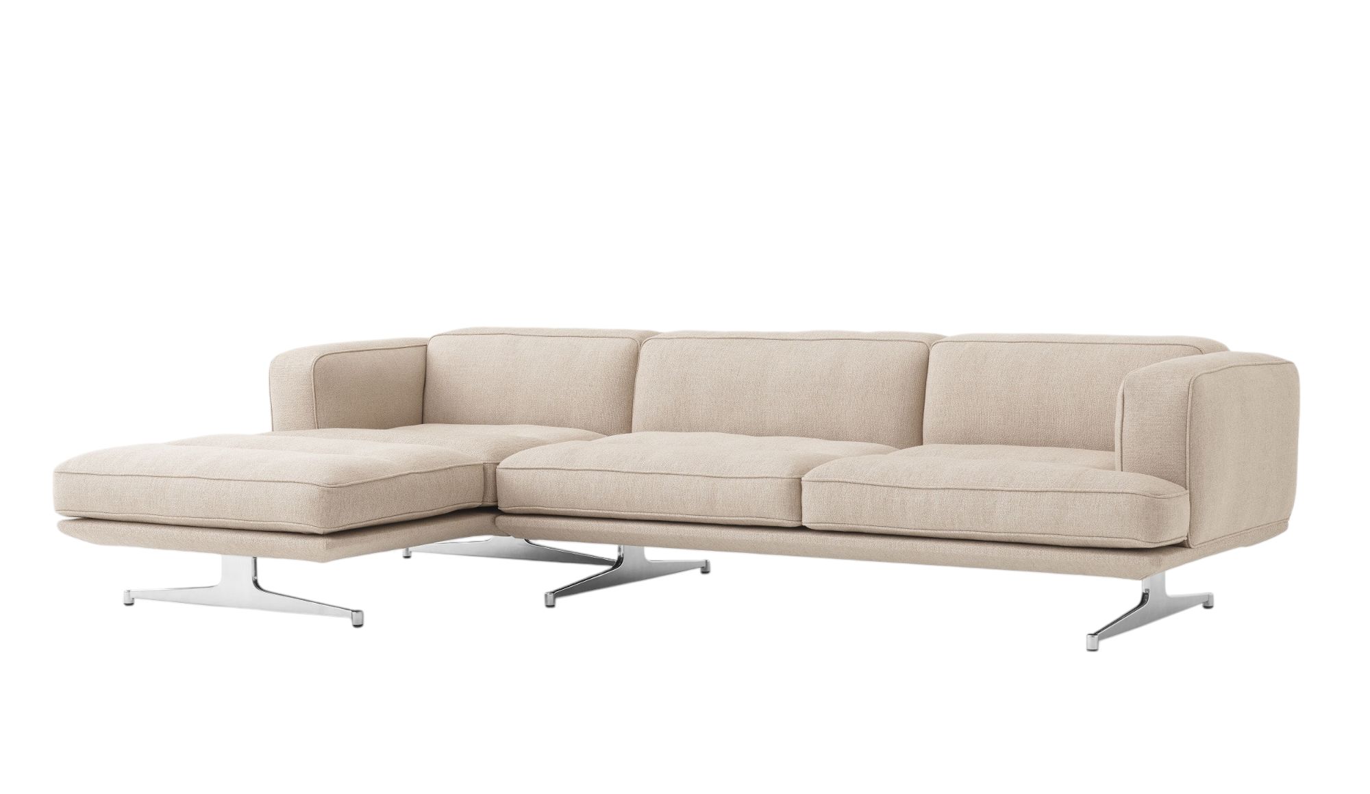 Beiges AndTradition Sofa mit Ottomane und Chromgestell, modernes Design für Wohnzimmer und Lounge.