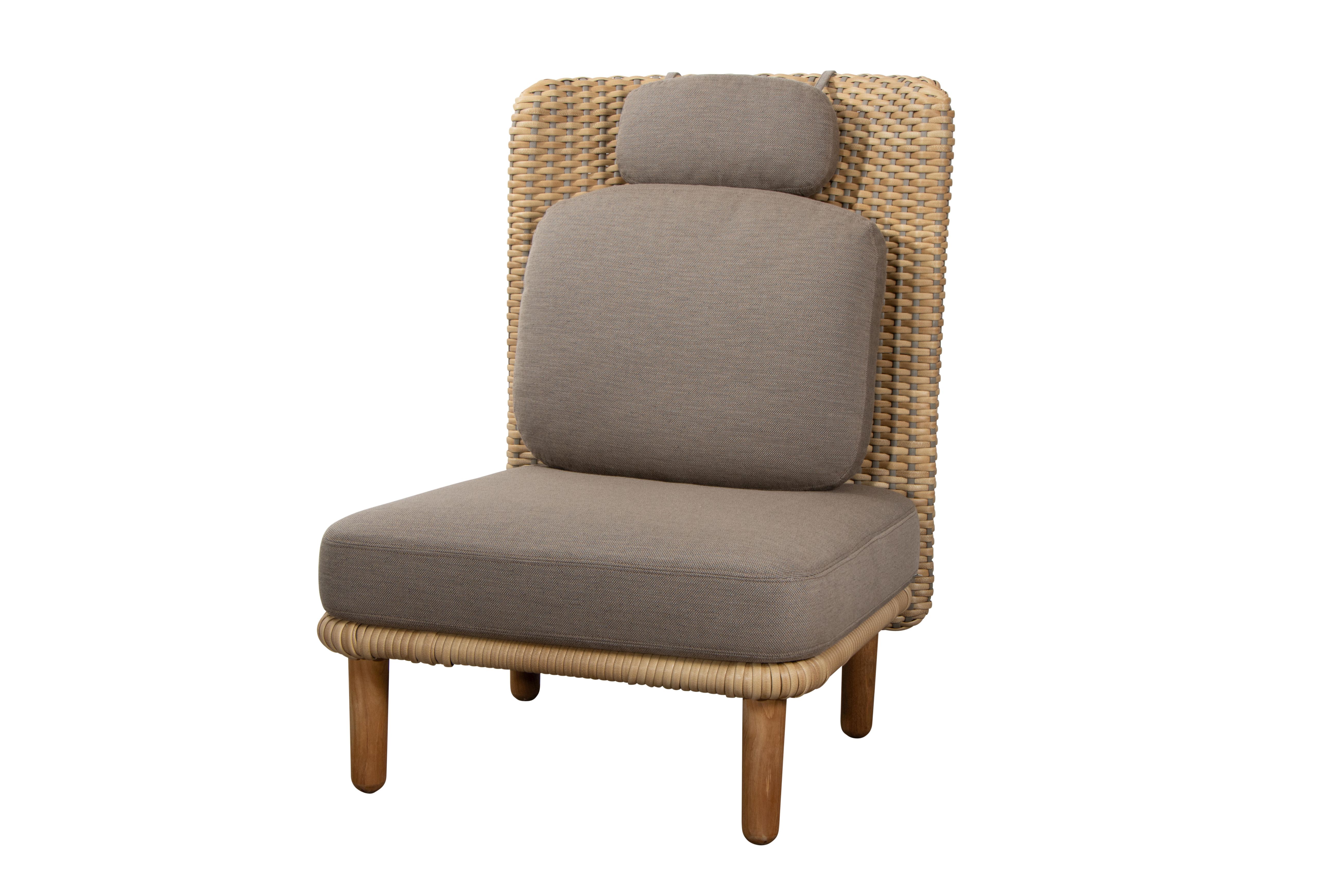 Arch Outdoor Sessel von Cane-Line mit hoher Rückenlehne und grauen Polsterkissen.