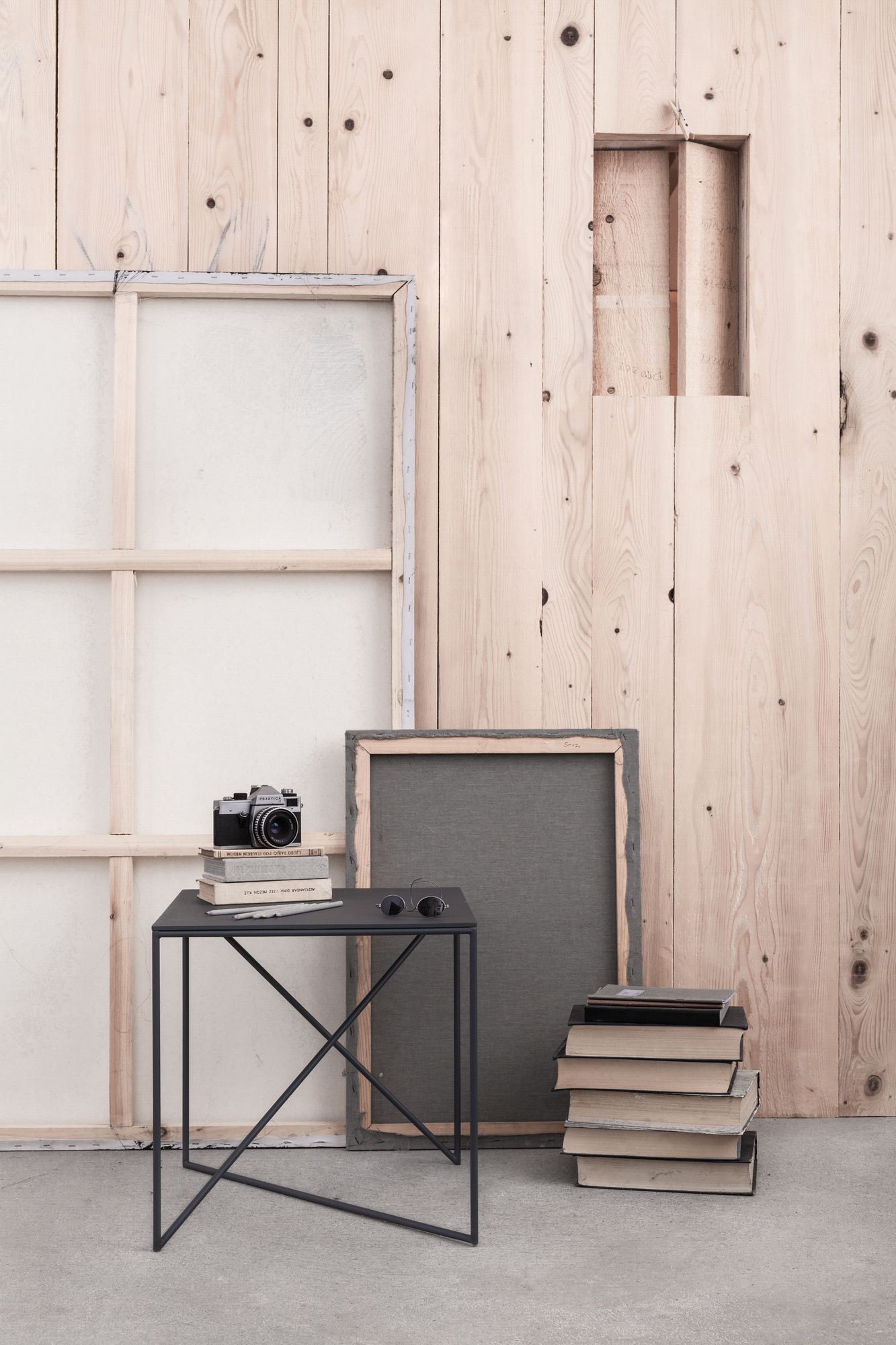 DOT Beistelltisch von Grupa, schwarzer Metalltisch mit Kamera, Büchern und Sonnenbrille als Deko.