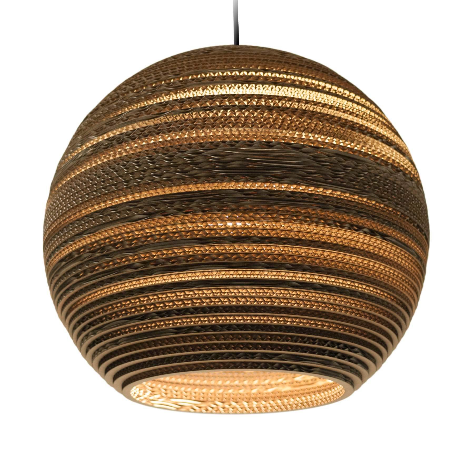 Moon18 Scraplights Hängeleuchte: Runde Designerlampe aus recycelter Pappe, die warmes Licht abstrahlt.