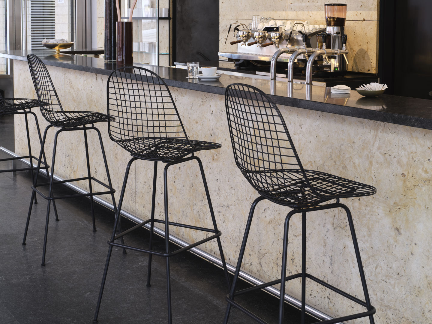 Eames Wire Bar Stool Barhocker High mit Sitz- und Rückenpolster Vitra